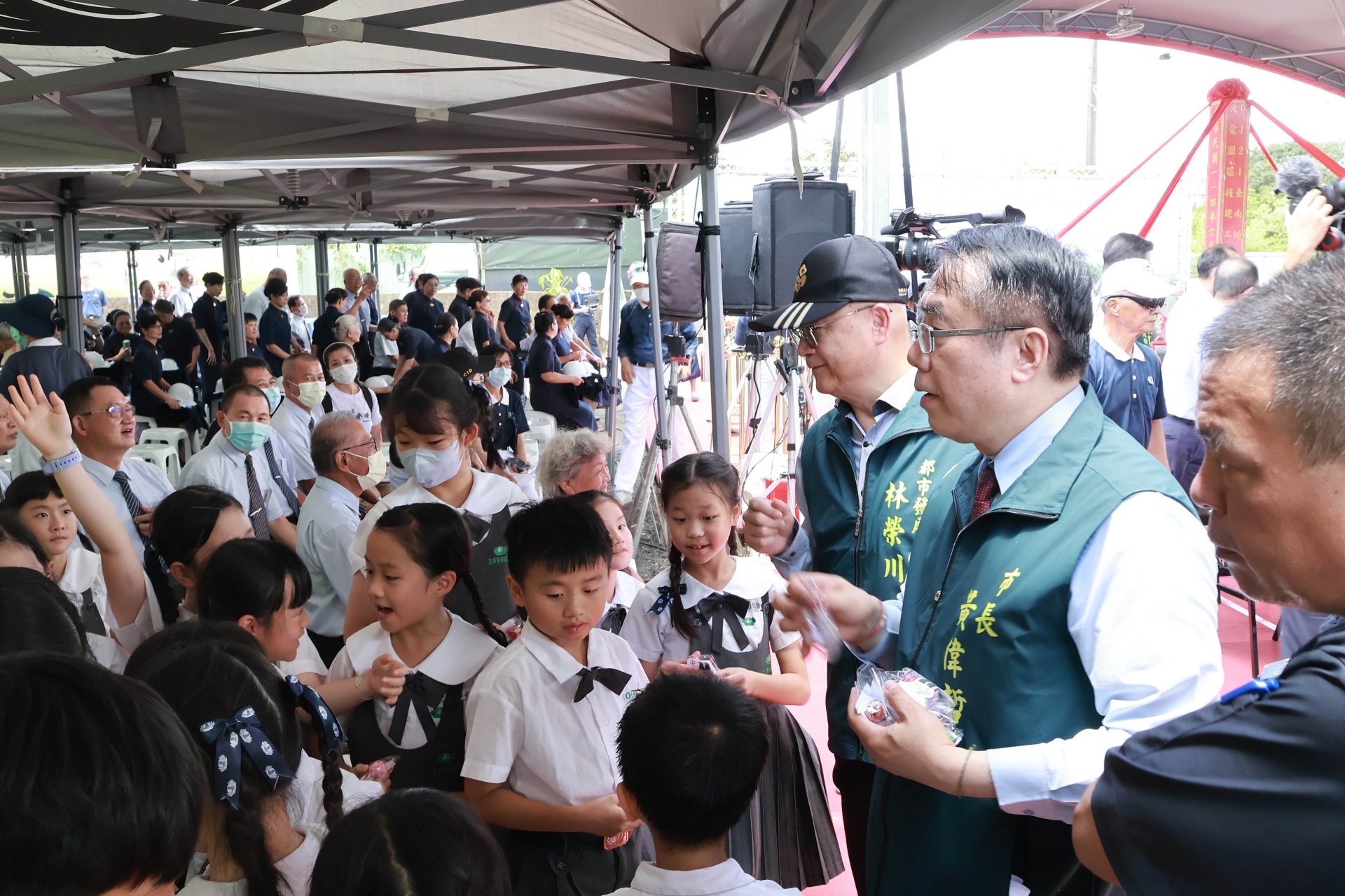 臺南市市長黃偉哲除了關心學生,還贈送禮物給每位小朋友。