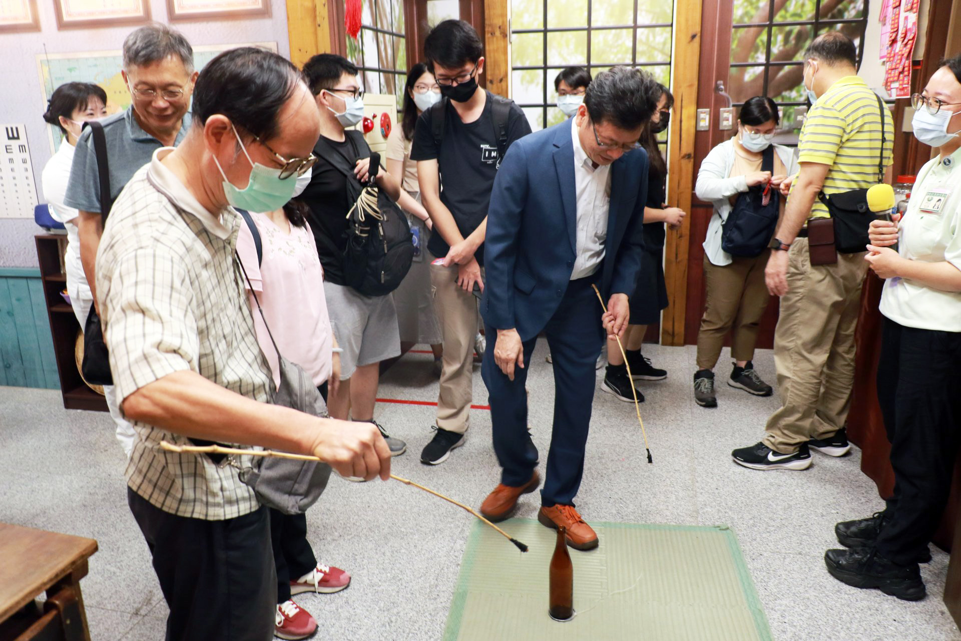 臺中科技大學師生於「老伴兒」柑仔店據點體驗傳統童玩,感受長者熟悉的生活記憶。