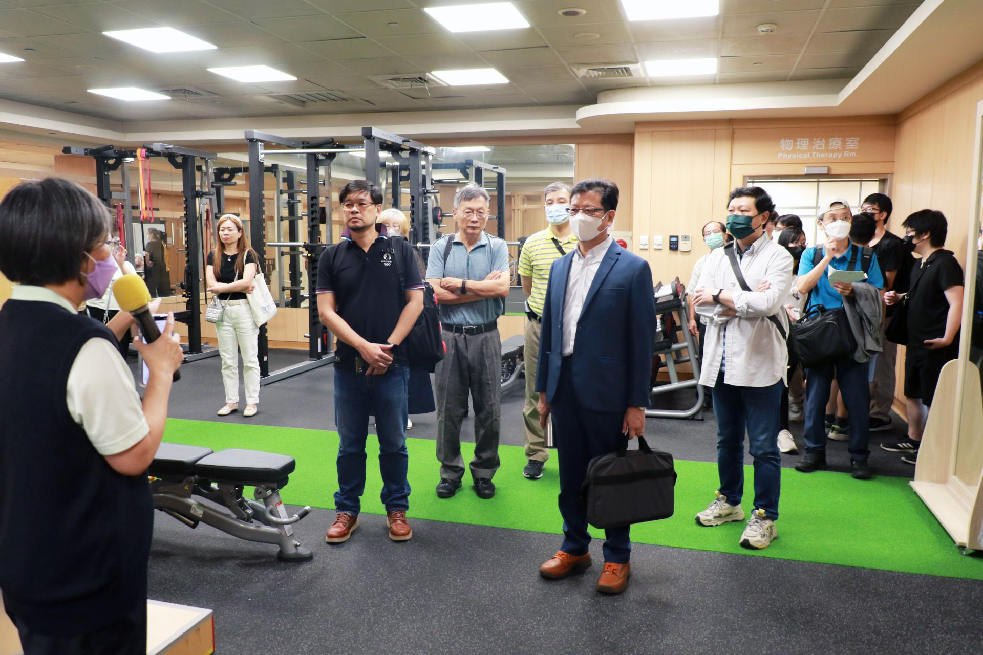 創意商品設計系老師張國賓(前排左)認同慈濟醫院「以人為本」的照護理念,期盼未來參與肌力訓練空間與器材的優化設計。