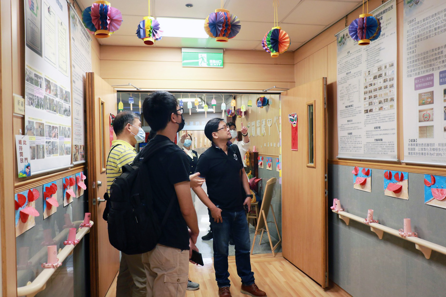 臺中科技大學教師透過實地參訪場域進行教學,強化學生對智慧照護的實務理解。