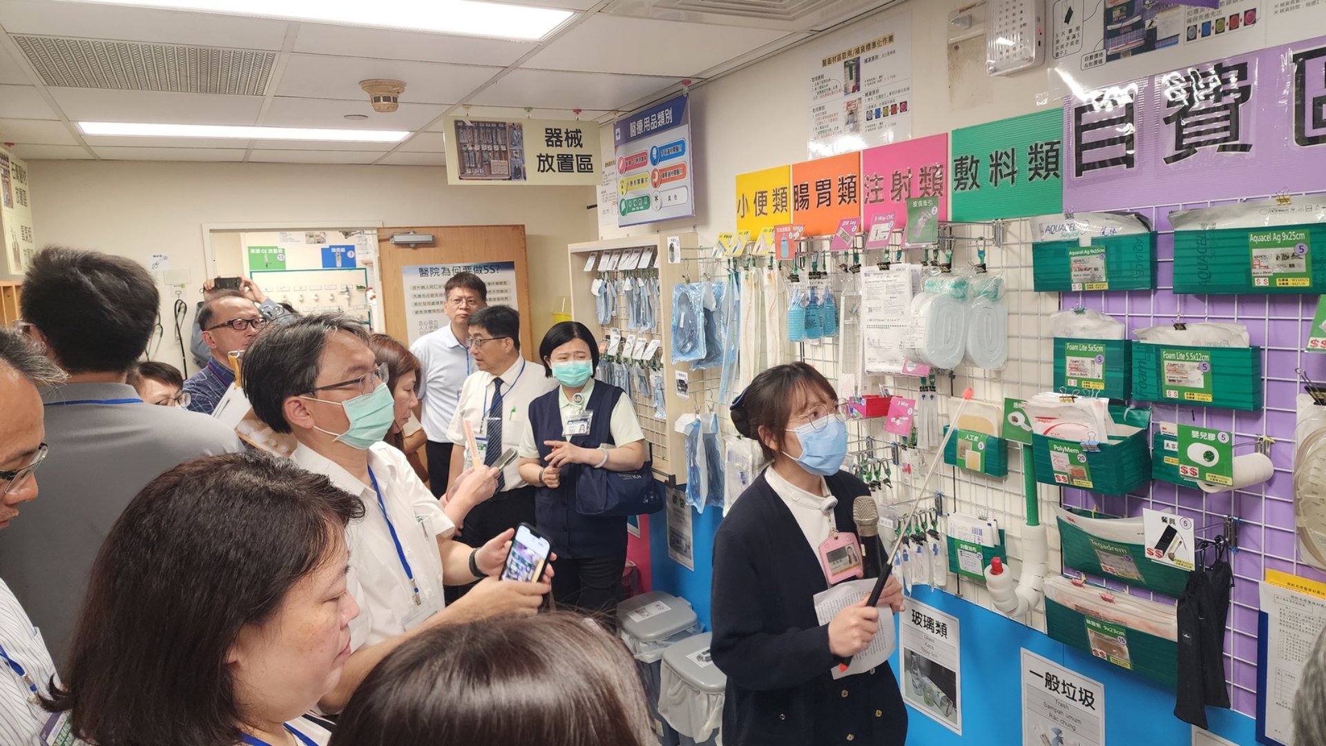8B病房護理長蔡詠媛介紹單位精實醫衛材管理狀況,成果令人驚豔
