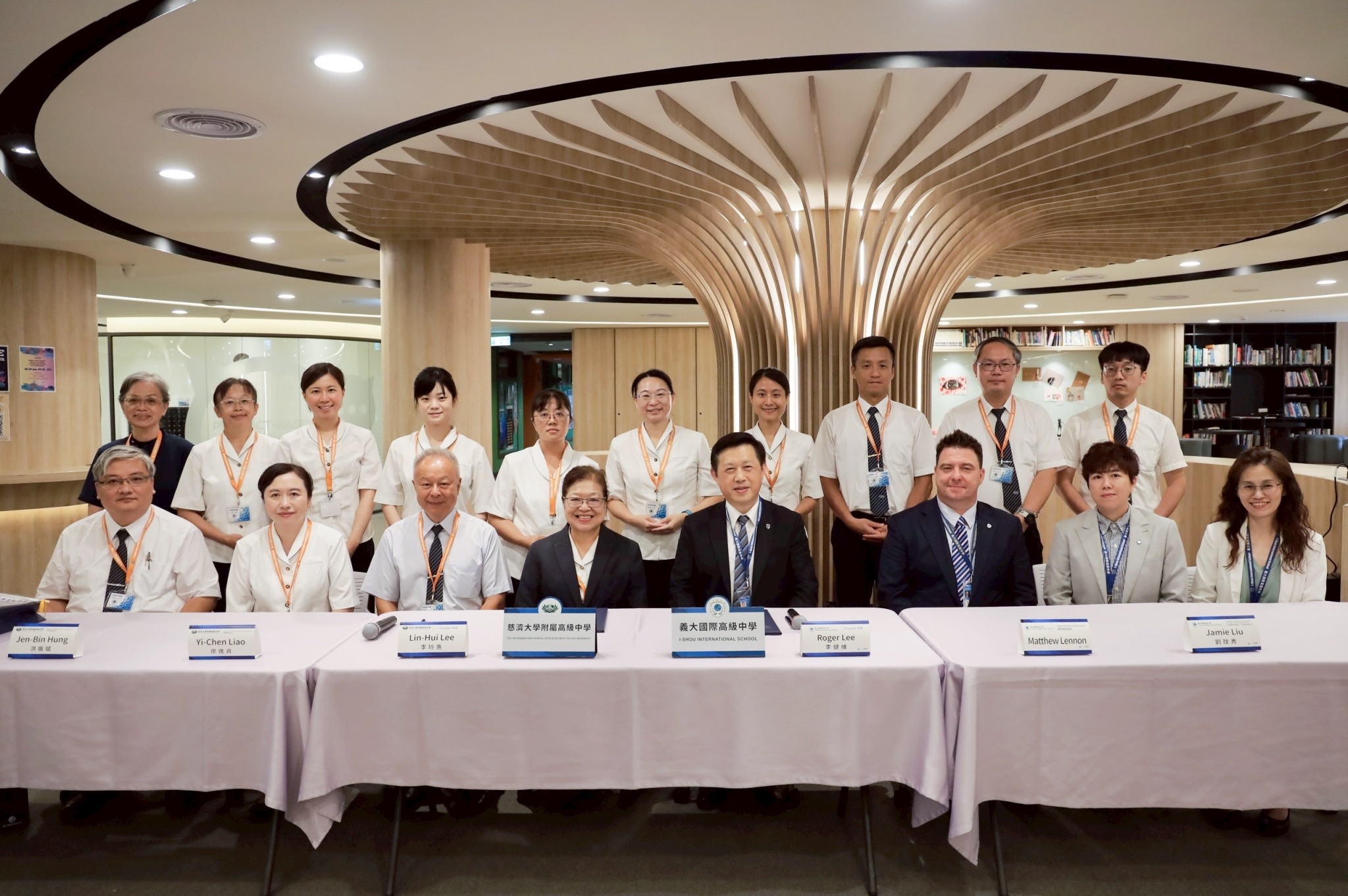 兩校簽署儀式後合影留念,象徵台灣東部與南部優質私校攜手邁向國際。