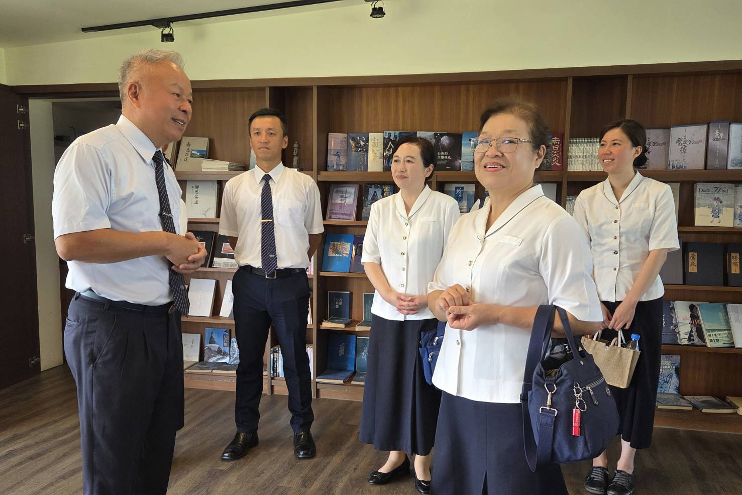鄭董事長親自導覽公司空間,分享如何將社區轉化為接引會眾的道場。