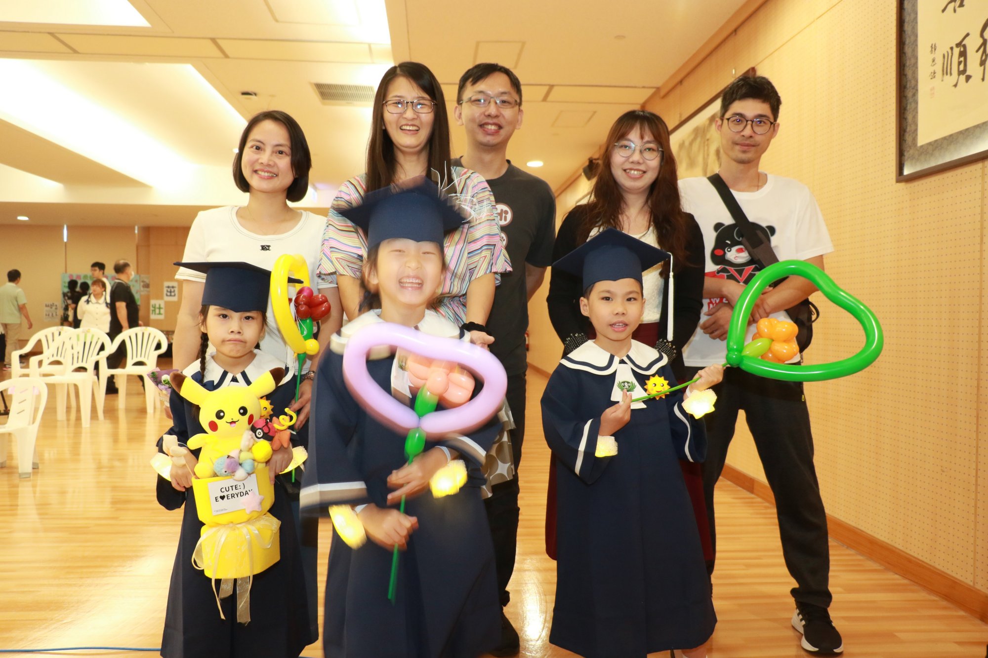 疼痛科護理師杜璧純(後左一)、麻醉科護理師楊蕙芳(後左二)、身心科職能治療師蔡季珊(後右二)三位家長的孩子雖志向不同,皆以助人為目標,展現身教與慈濟教育的結合成果。