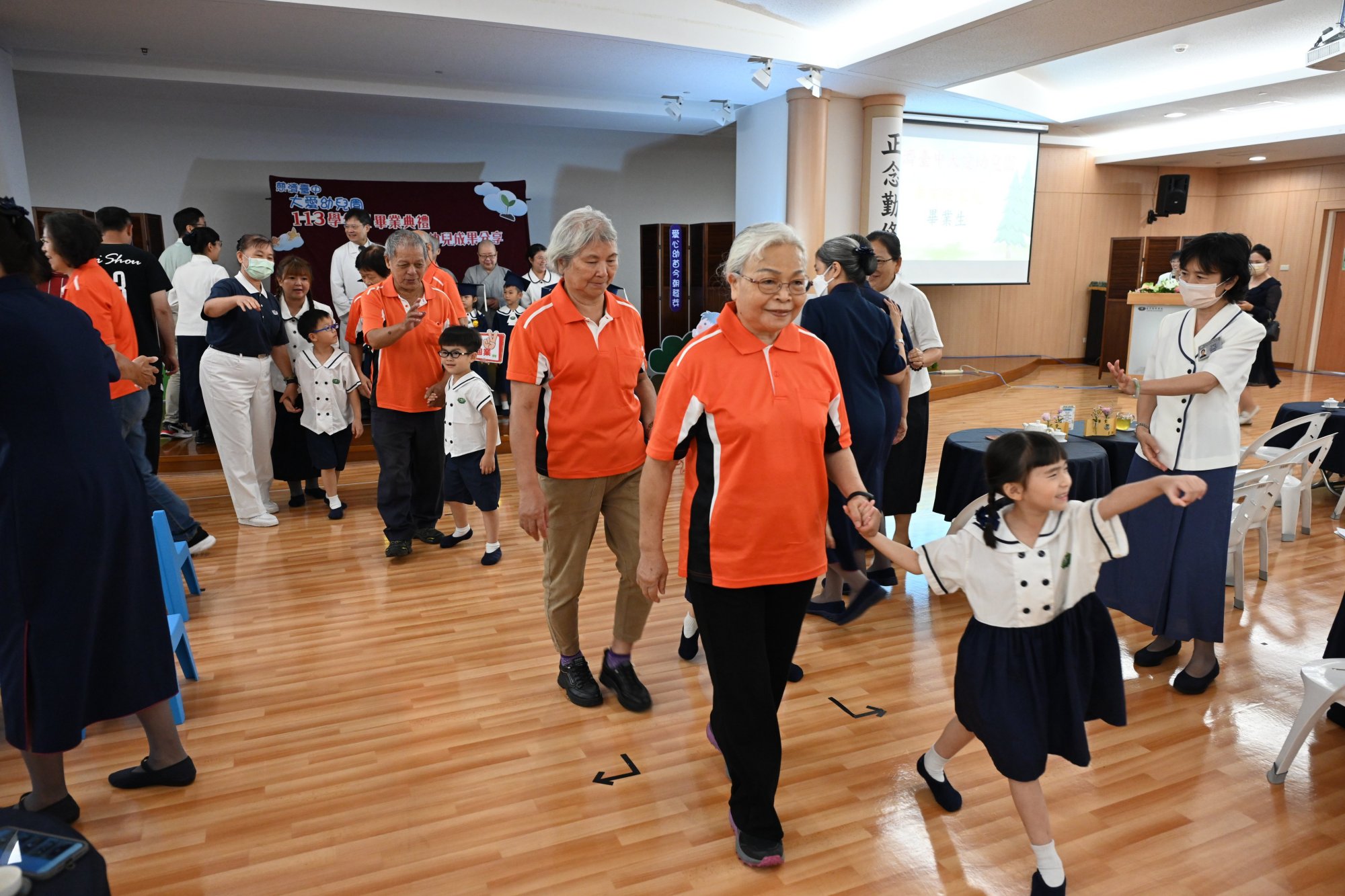平日與小朋友「老幼共學」的心田聯絡處長照據點長輩到場觀禮,一同見證孩子成長的重要時刻。
