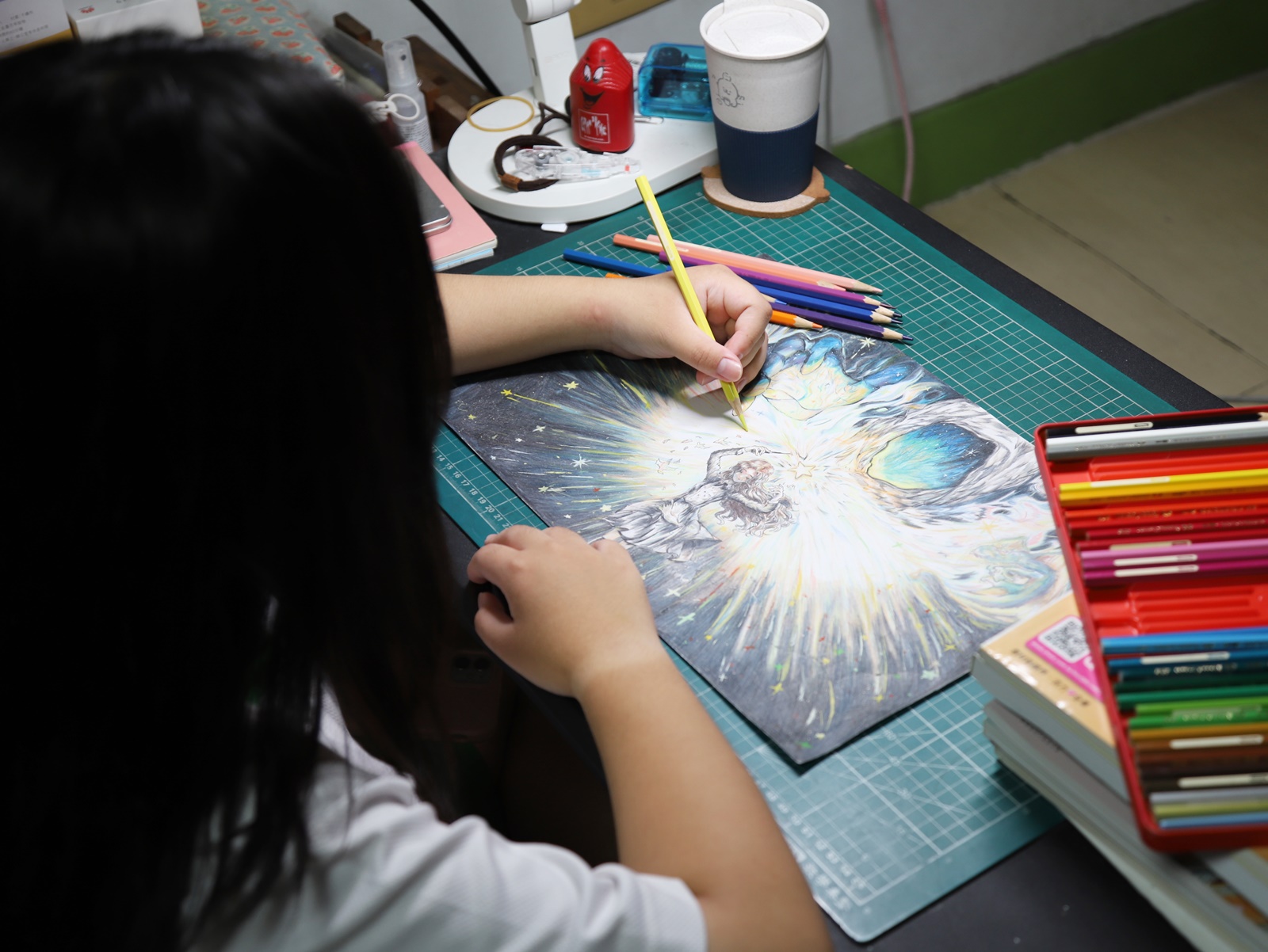 小雨專注創作,色鉛筆一筆一畫勾勒奇幻世界