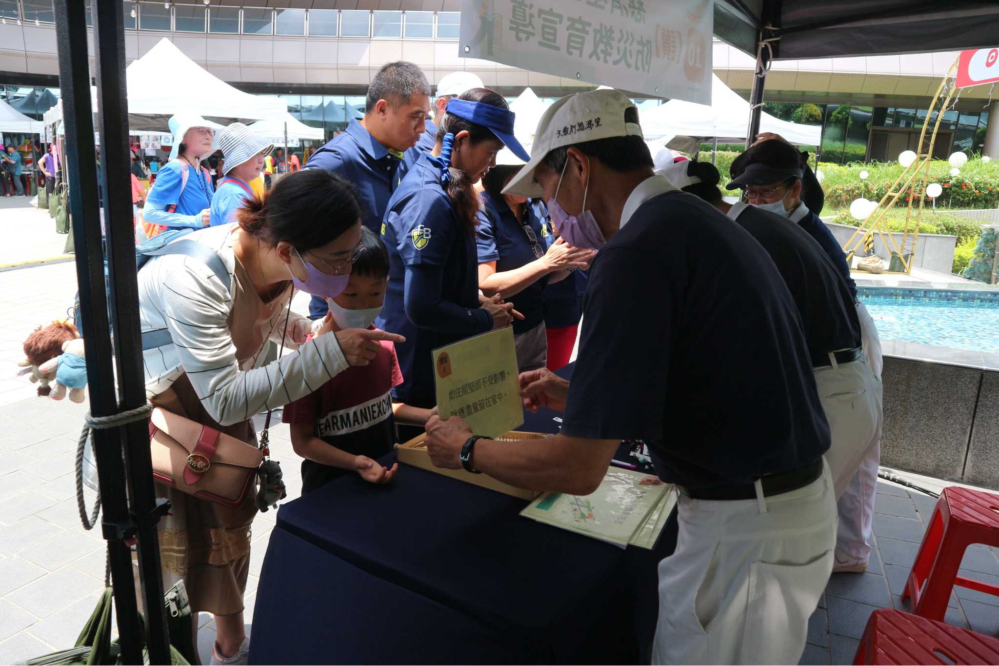 慈濟志工也在現場設置防災宣導相關攤位,讓參與活動的各防災社區團隊藉由有趣的遊戲互動,不僅完成闖關任務也加強防災知識。