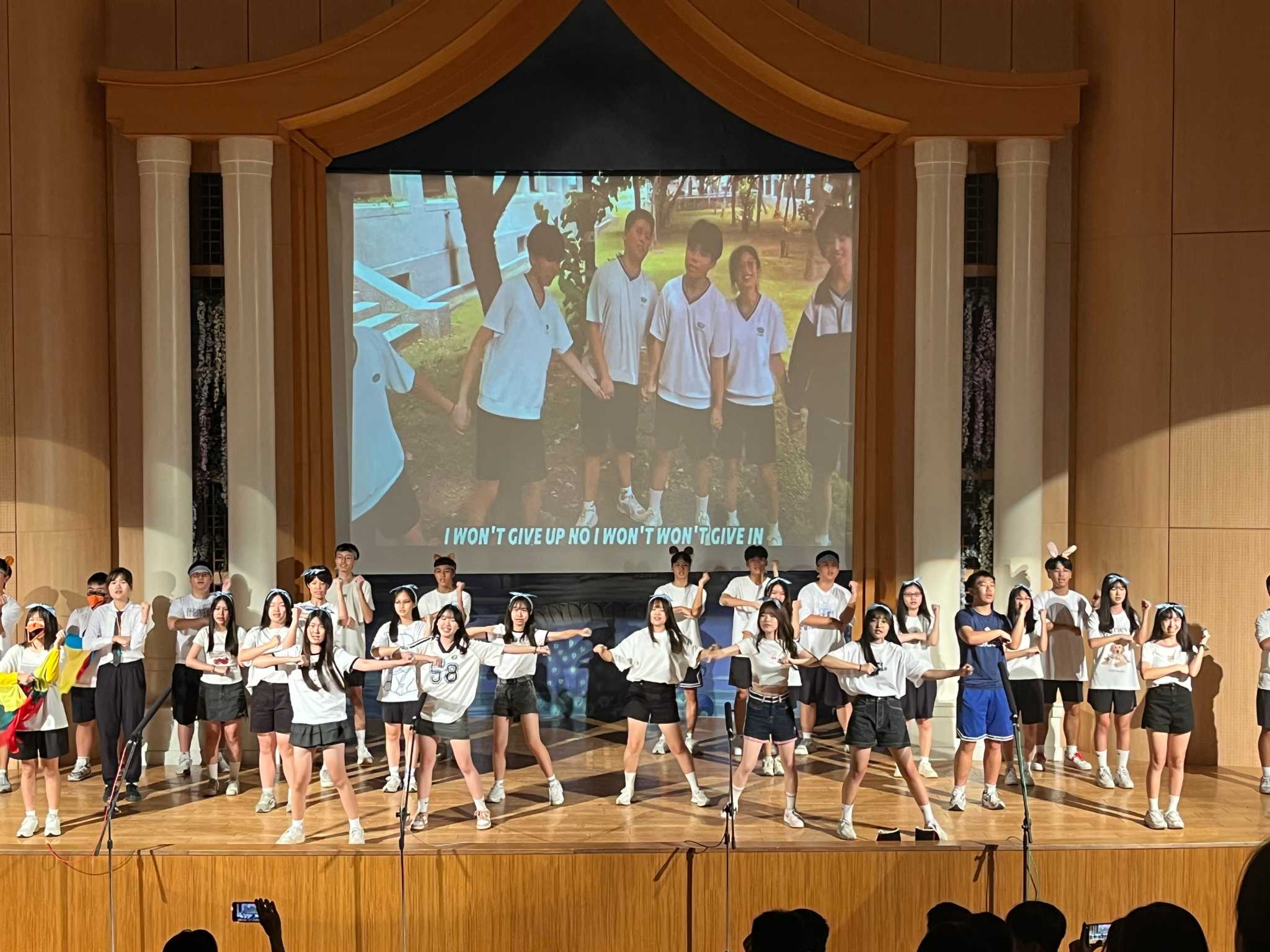 高一知足班演出《Try Everything》,以唱跳展現勇於嘗試、絕不放棄的歌曲意涵。