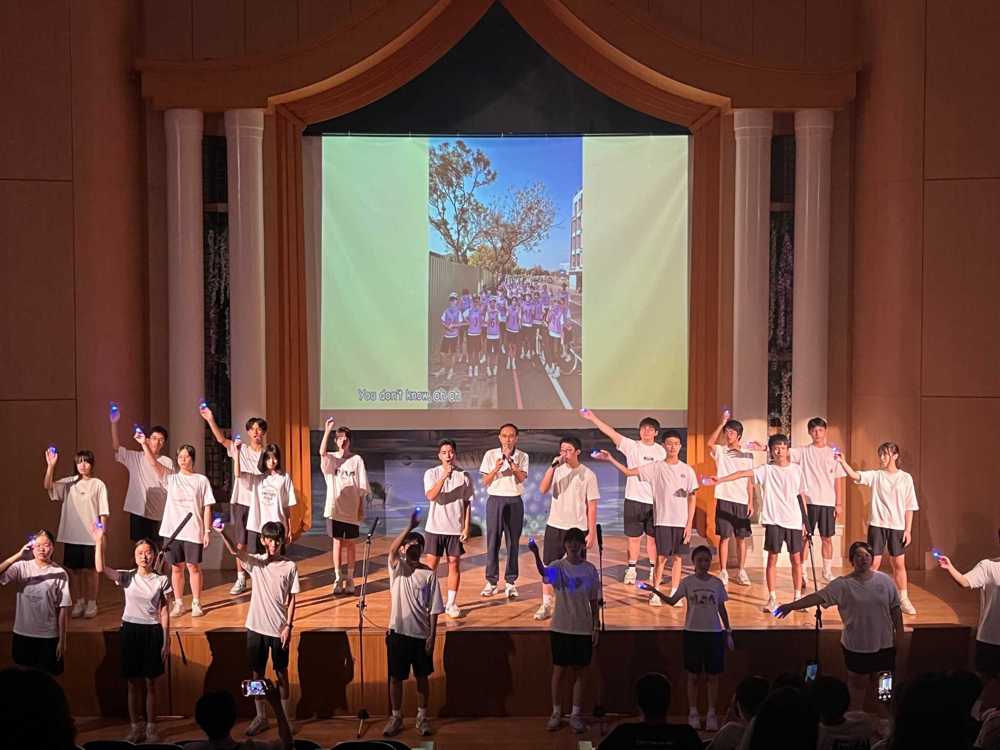 高一和氣演出《What Makes You Beautiful》,導師與學生一起創造美麗回憶。