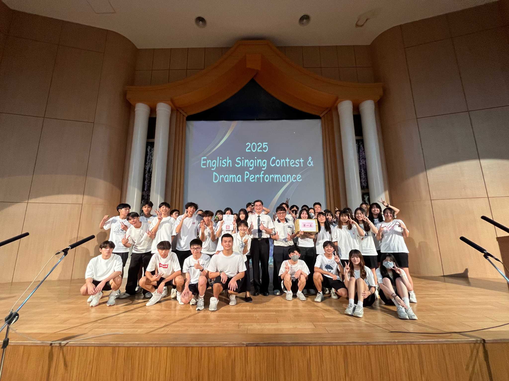 姚智化校長全程觀賞學生們的演出,為孩子們鼓勵並讚賞他們令人驚奇的表現。