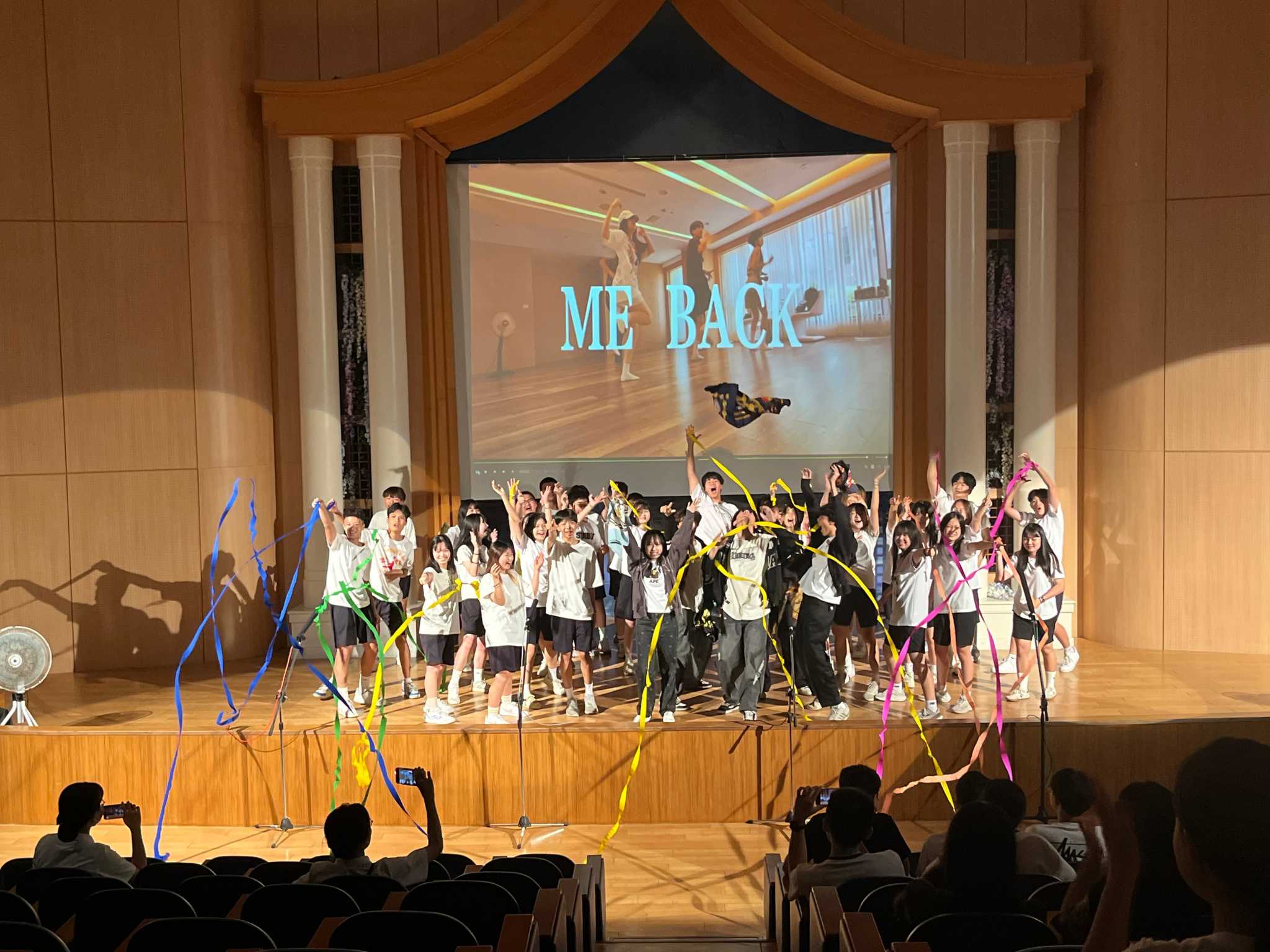 高一感恩班《There Is Nothing Holding Me Back》,令人驚豔的ending pose。