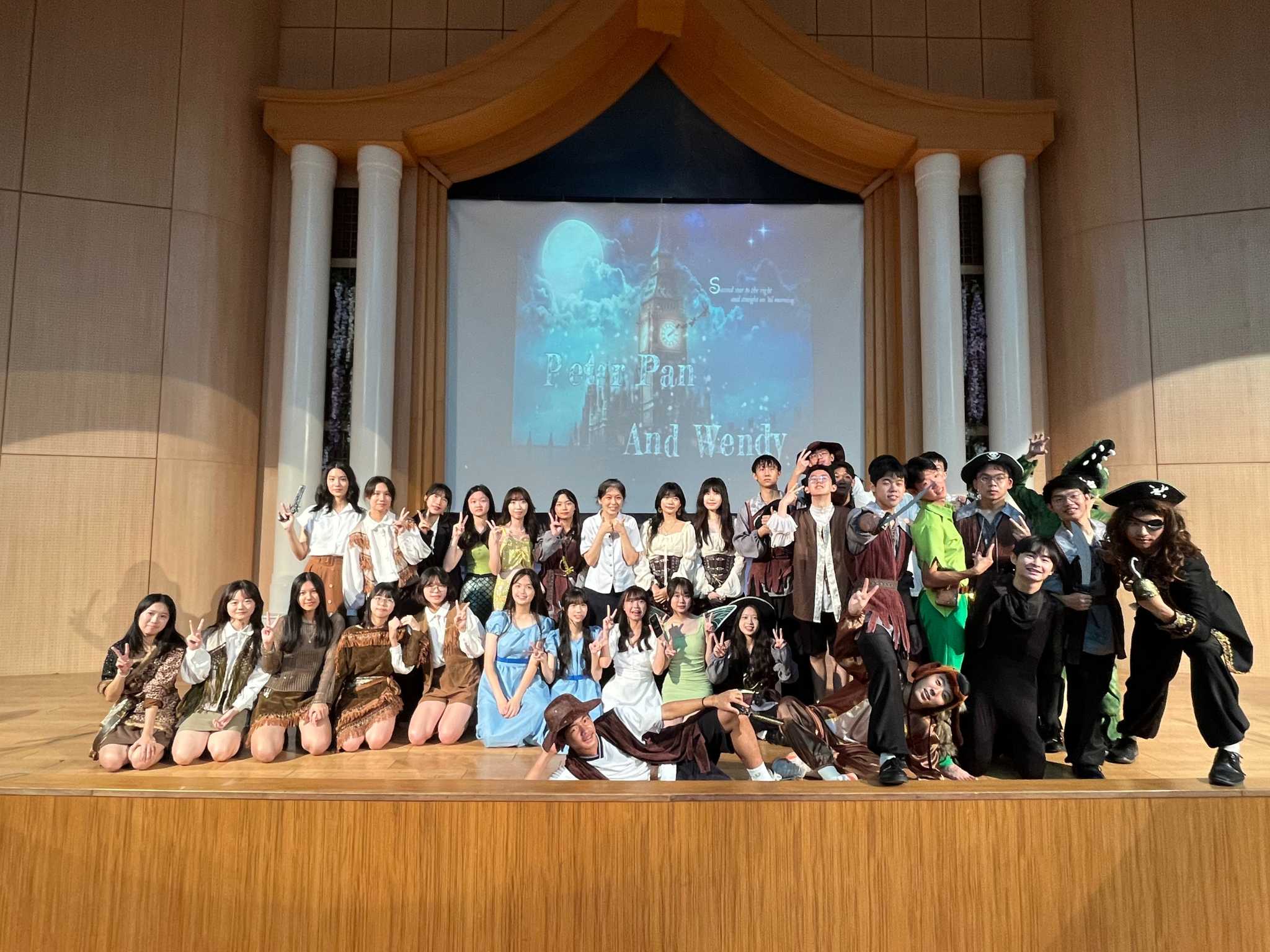高二知足班《Peter Pan》戲劇表演,帶領觀眾參與一場充滿巧思的奇幻冒險之旅。