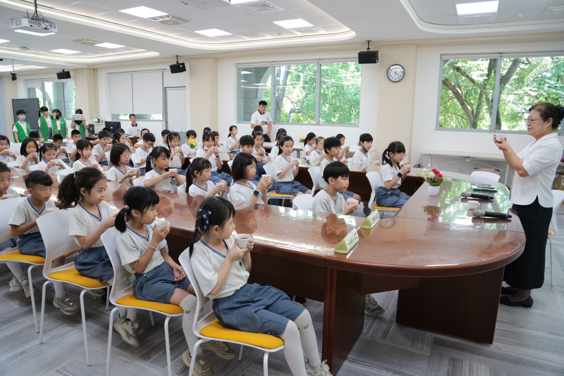 校長以簡單茶敘感恩及勉勵孩子,能有主動付出幫助別人的志向,比考第一名重要