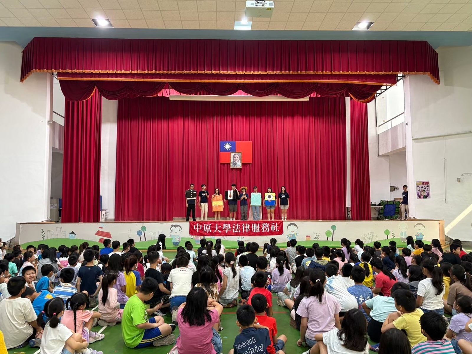 中原大學法律服務社至桃園市新街國小辦理演出法律劇場加深學生印象。