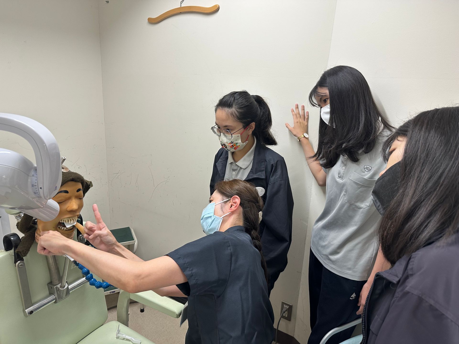 學生到日本名古屋愛知學院大學附設齒科醫院研習。