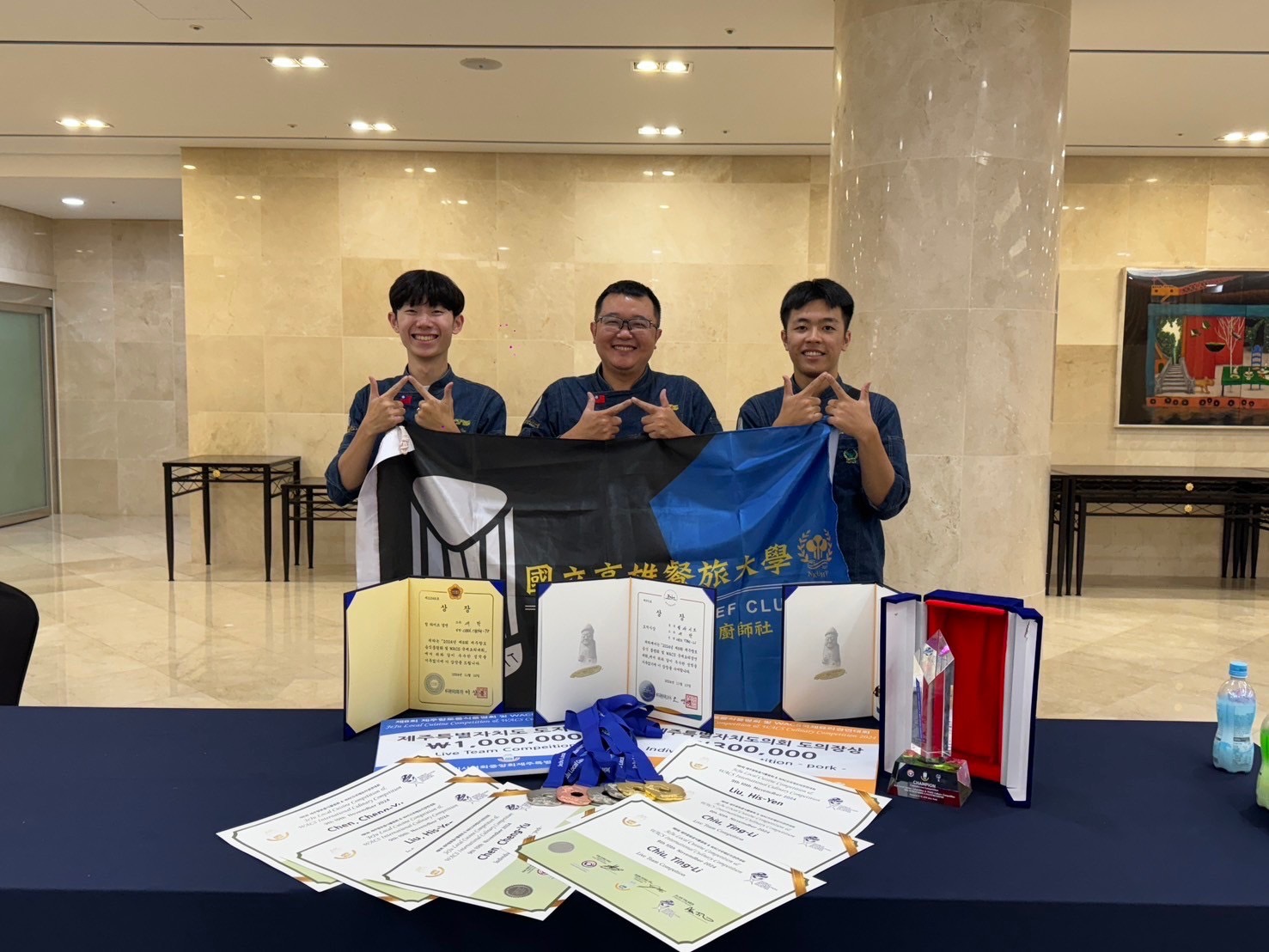 小峰(右1)與同學一同為校爭光。