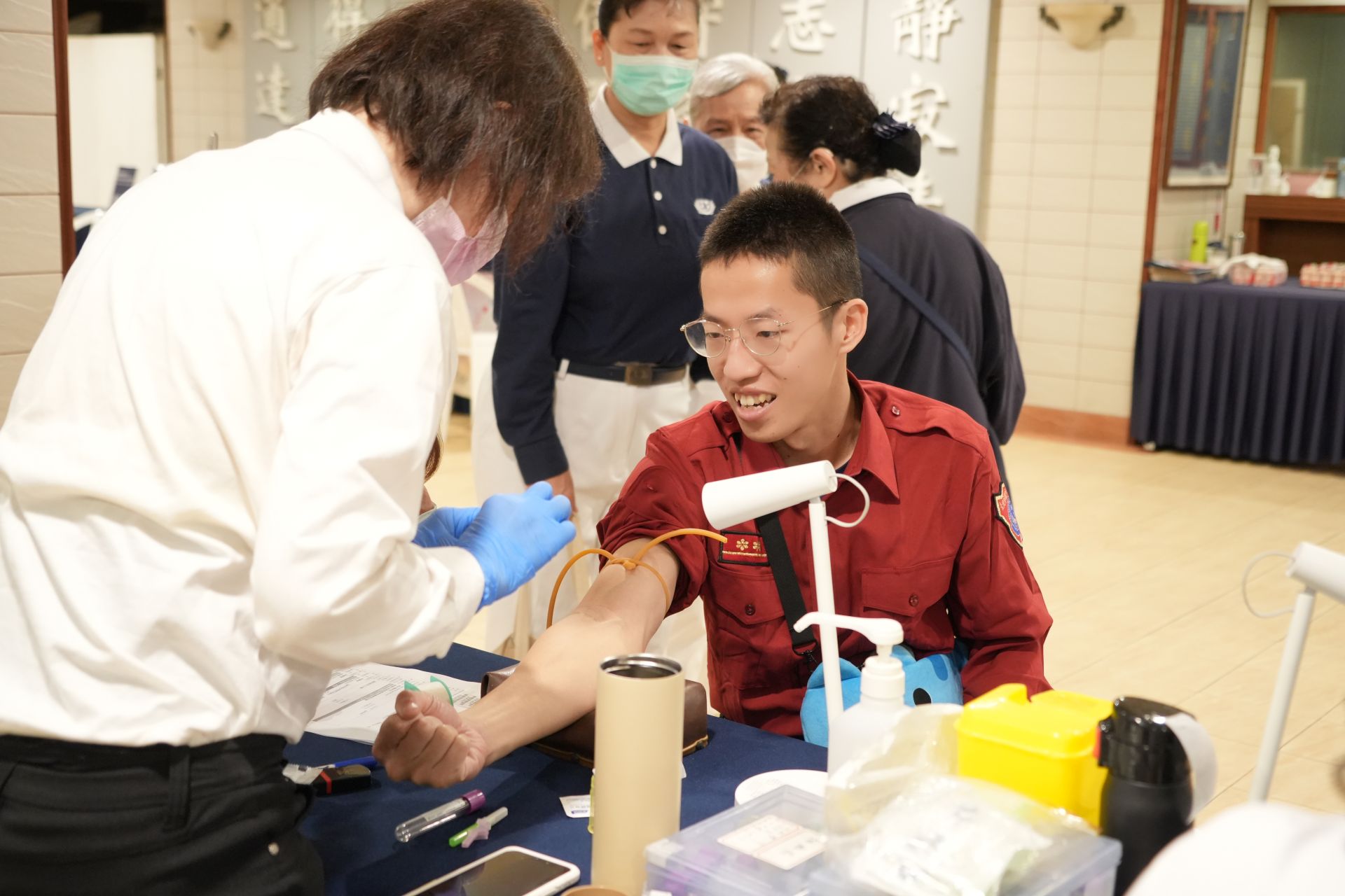 「使命不分內外、消防隊員挺身響應。」臺北市消防局松江分隊隊員林茂森挽袖加入驗血建檔行列。