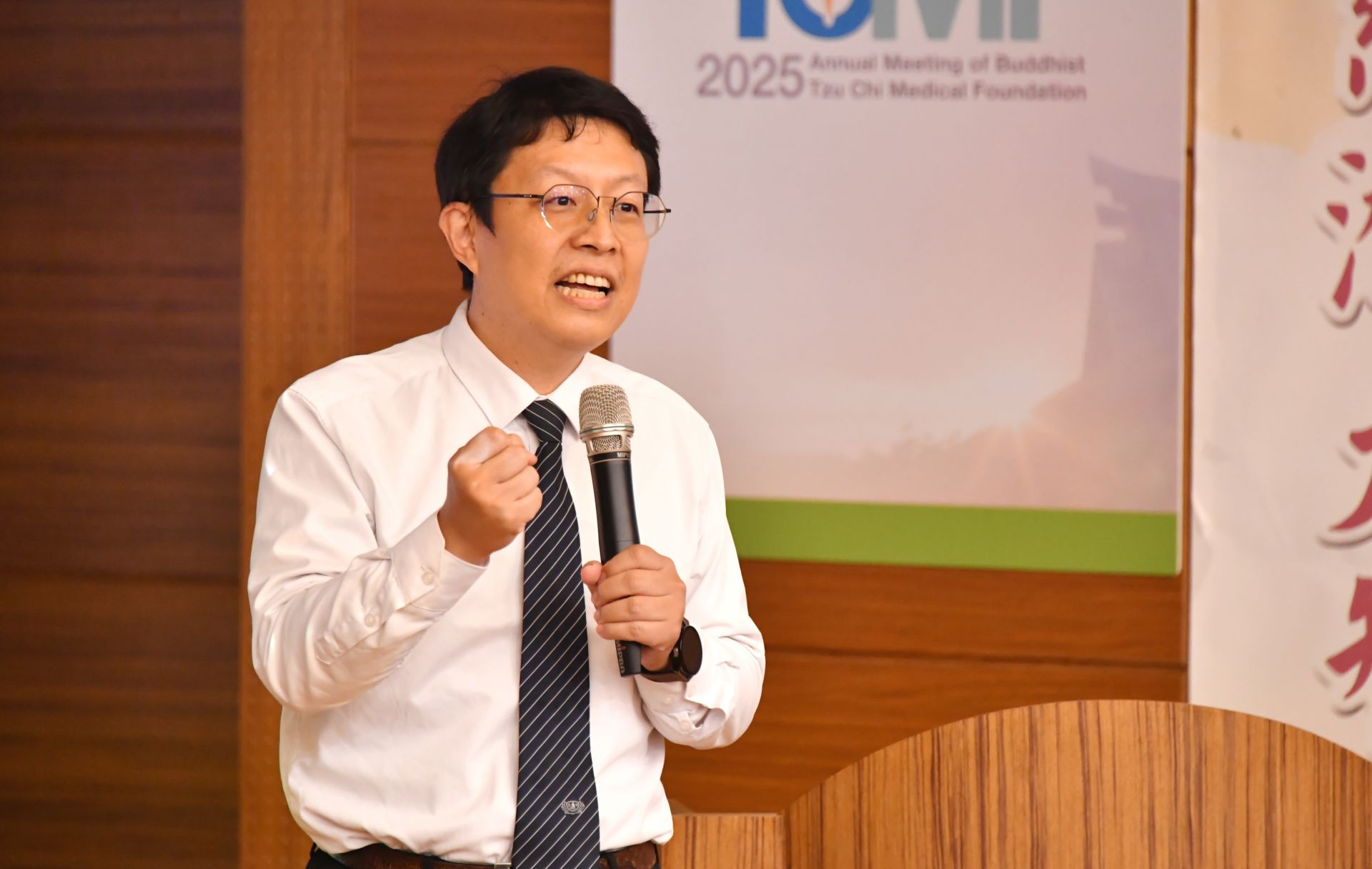 慈濟醫學年會首場「社區民眾系列講座」,由台中慈濟醫院中醫部鄭宜哲醫師主講。