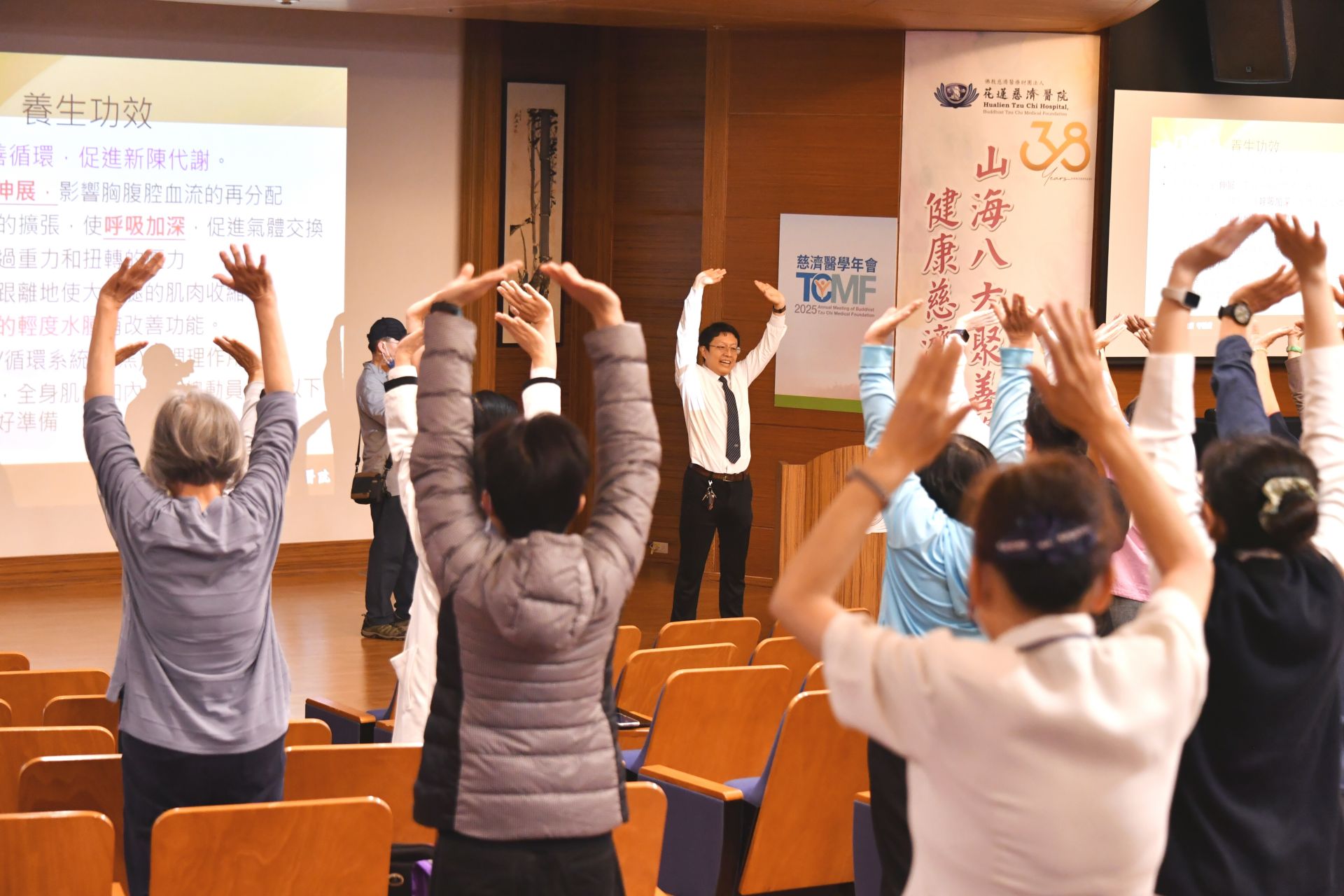 鄭宜哲醫師以「養生保健,中醫有一套」為講題,示範「八段錦」並帶領民眾親身練習。
