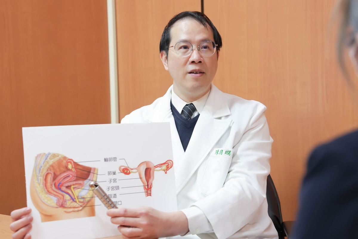 陳國瑚主任看診示意照。