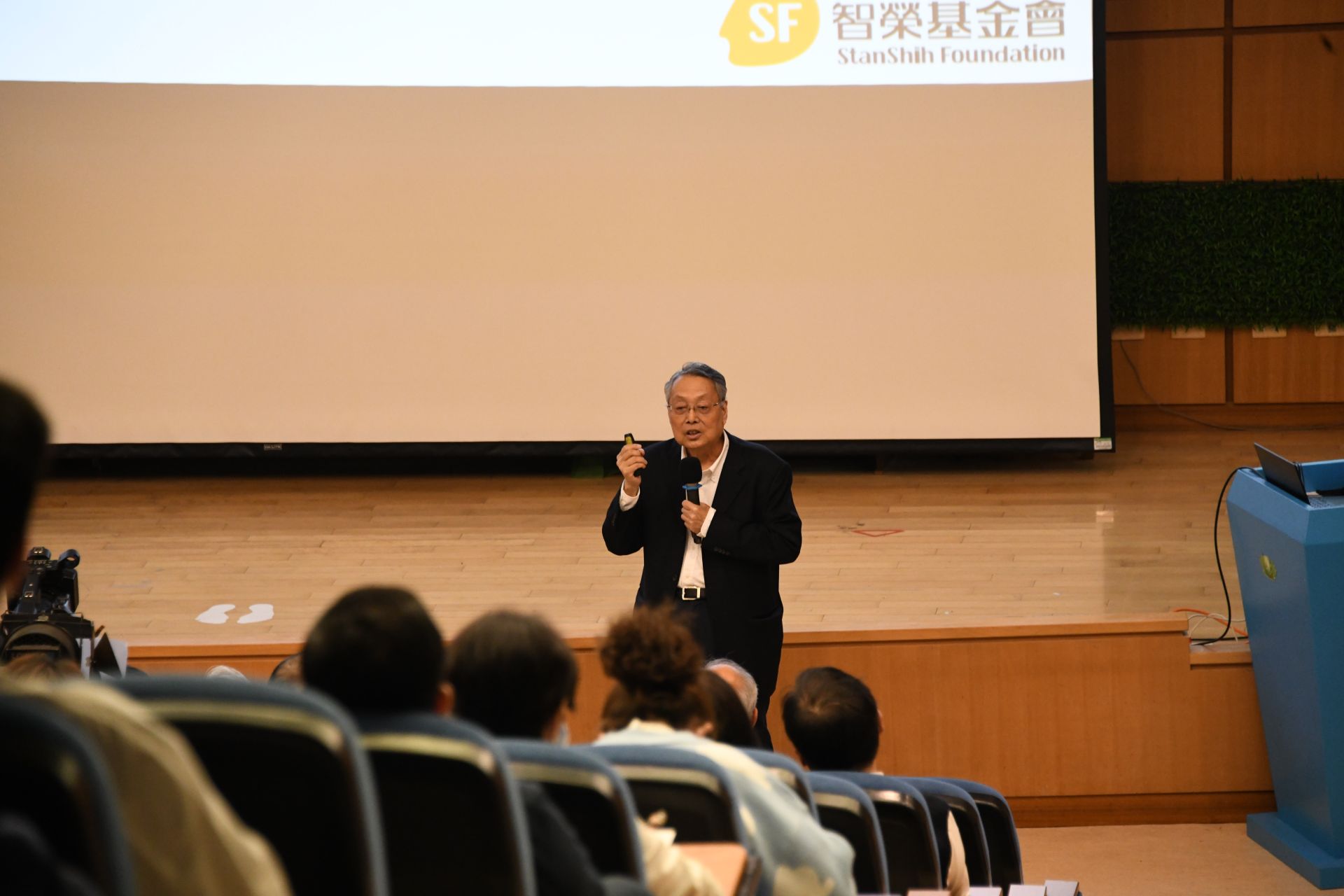 施振榮今日在大林慈濟醫院五樓大講堂以「從王道談醫療產業的國際化」為題作為分享。