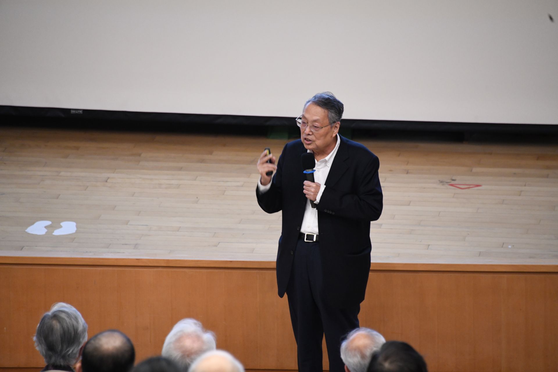施振榮分享「微笑曲線」產業價值理論,強調AI科技結合智慧醫療的核心「王道」,與慈濟「以人為本」理念不謀而合,期待未來能有更多合作機會。