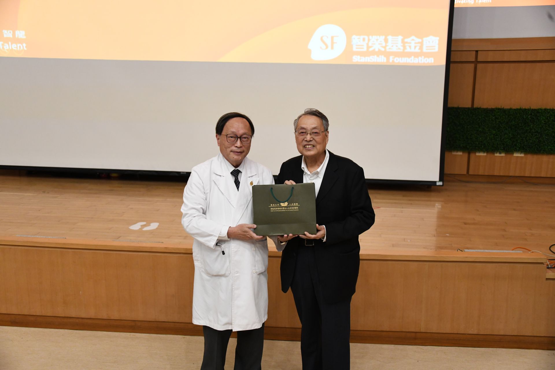 院長賴寧生感恩施董事長精彩的演說,讓大家從微笑曲線中的隱性價值看見醫療的價值所在。
