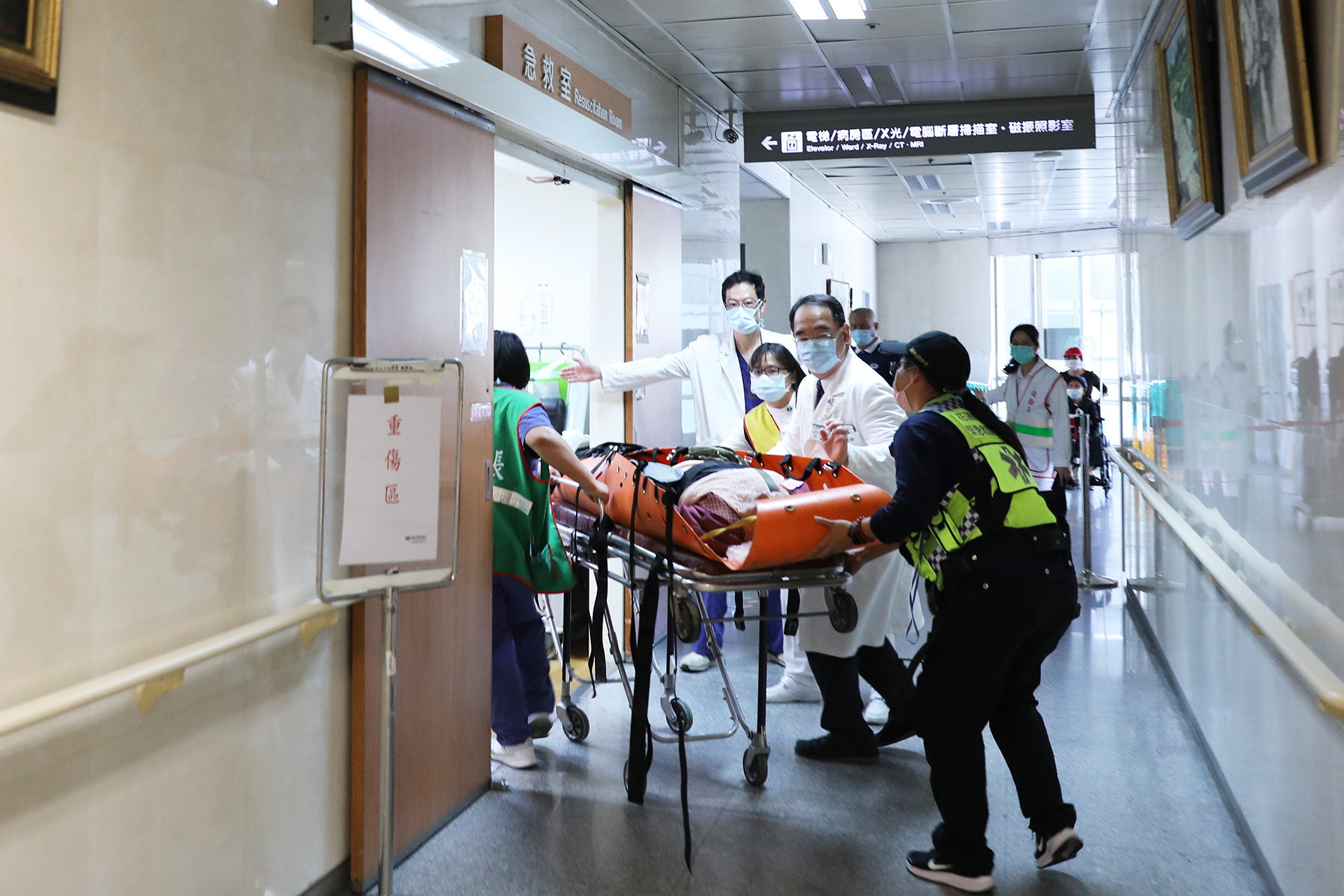 外傷處置最重要的是與時間賽跑,為病人爭取生機。圖為2021年太魯閣號事件,王健興主任(右二)於急診協助救助病人。