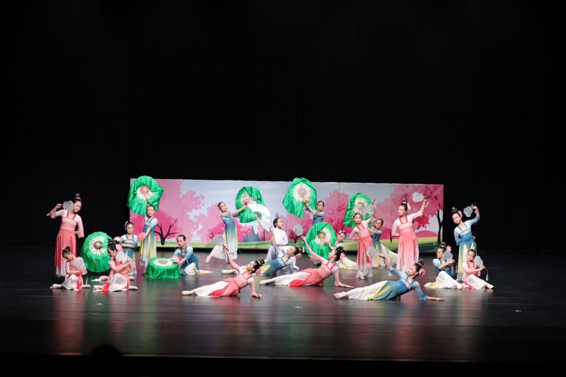 國小B組以舞碼《花漾弄荷儷人嬌》,勾勒湖畔荷花與少女交織的唯美畫面。