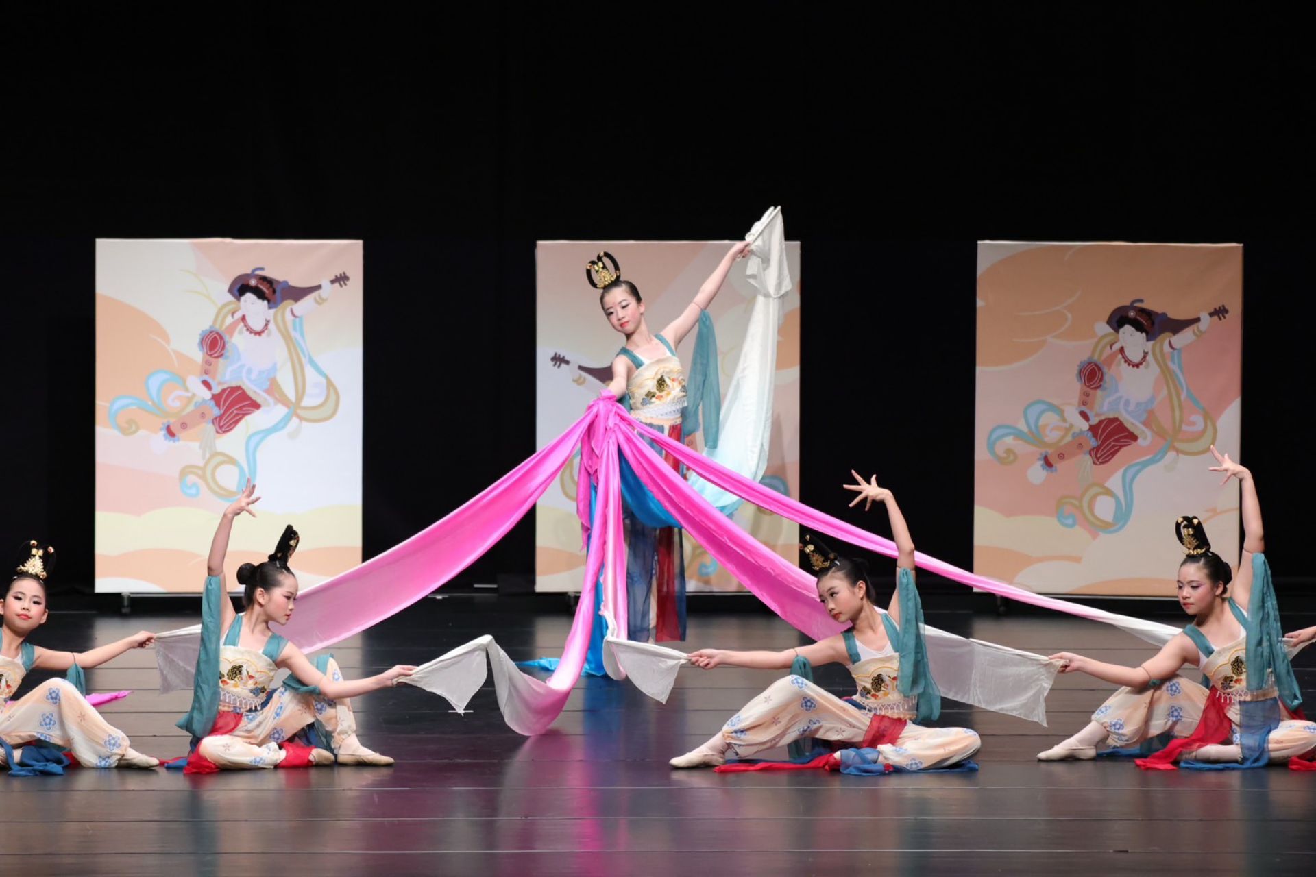 國小B組作品《飛天一夢》,舞者手持彩帶輕盈起舞,宛如仙女降臨,展現飄逸神韻。