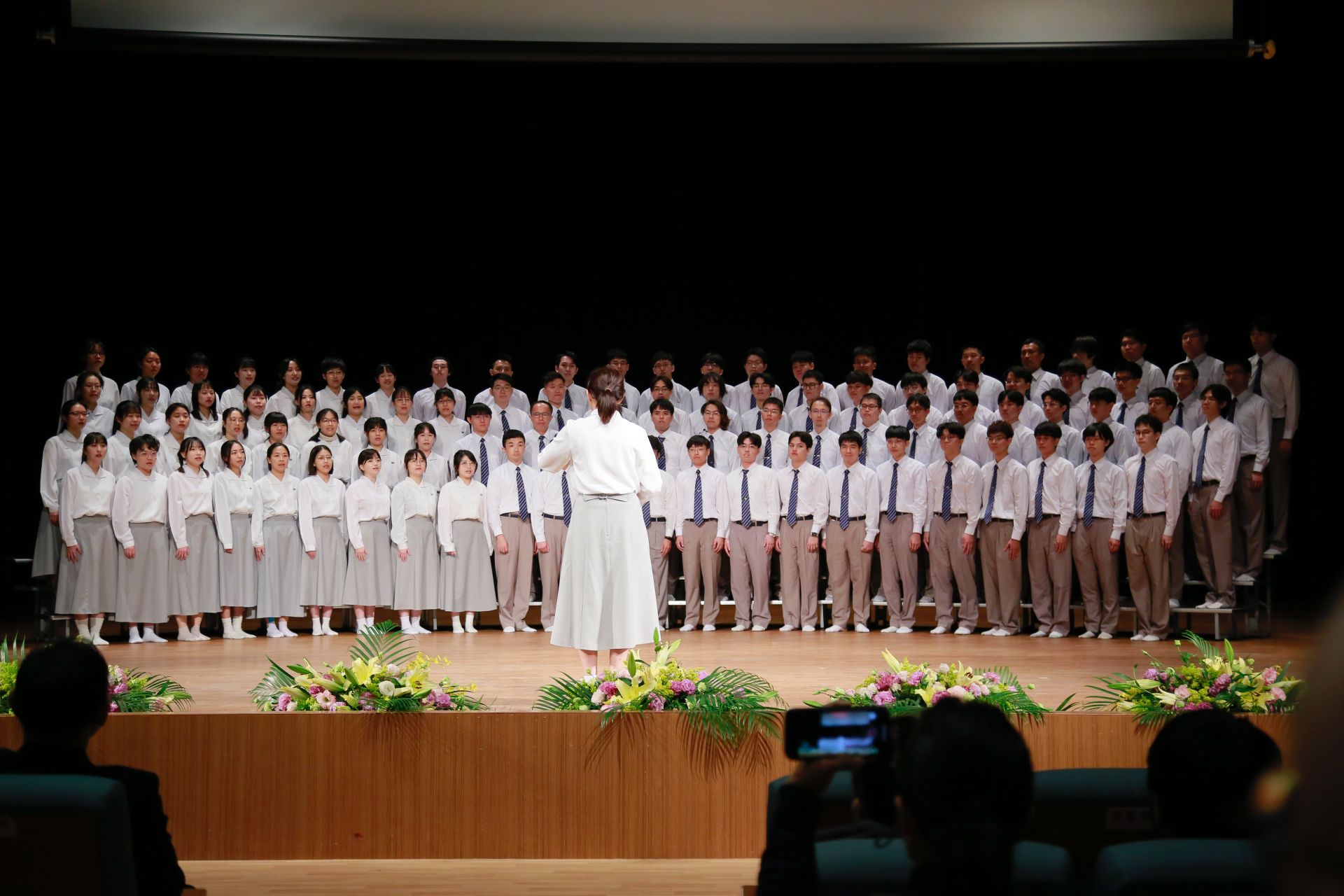 感恩追思典禮上,95位醫學系和後中醫學系學生合唱菩薩的化身 感恩老師