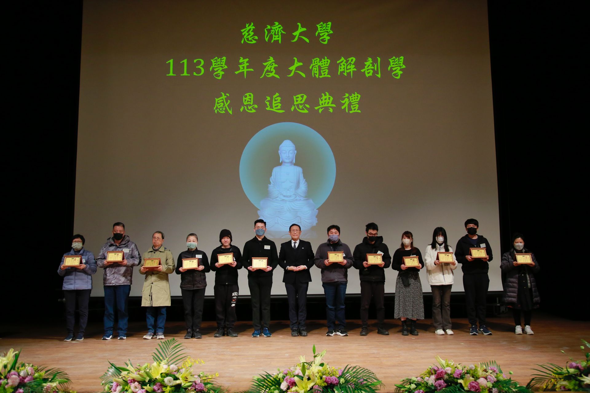 典禮上教務長謝坤叡致感恩紀念牌給家屬,感恩他們為醫學教育的奉獻