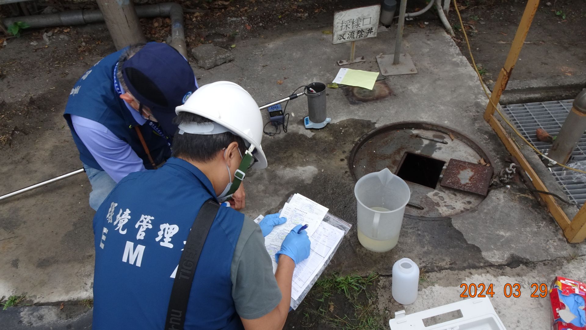 環境管理署執行放流陰井水質採樣作業