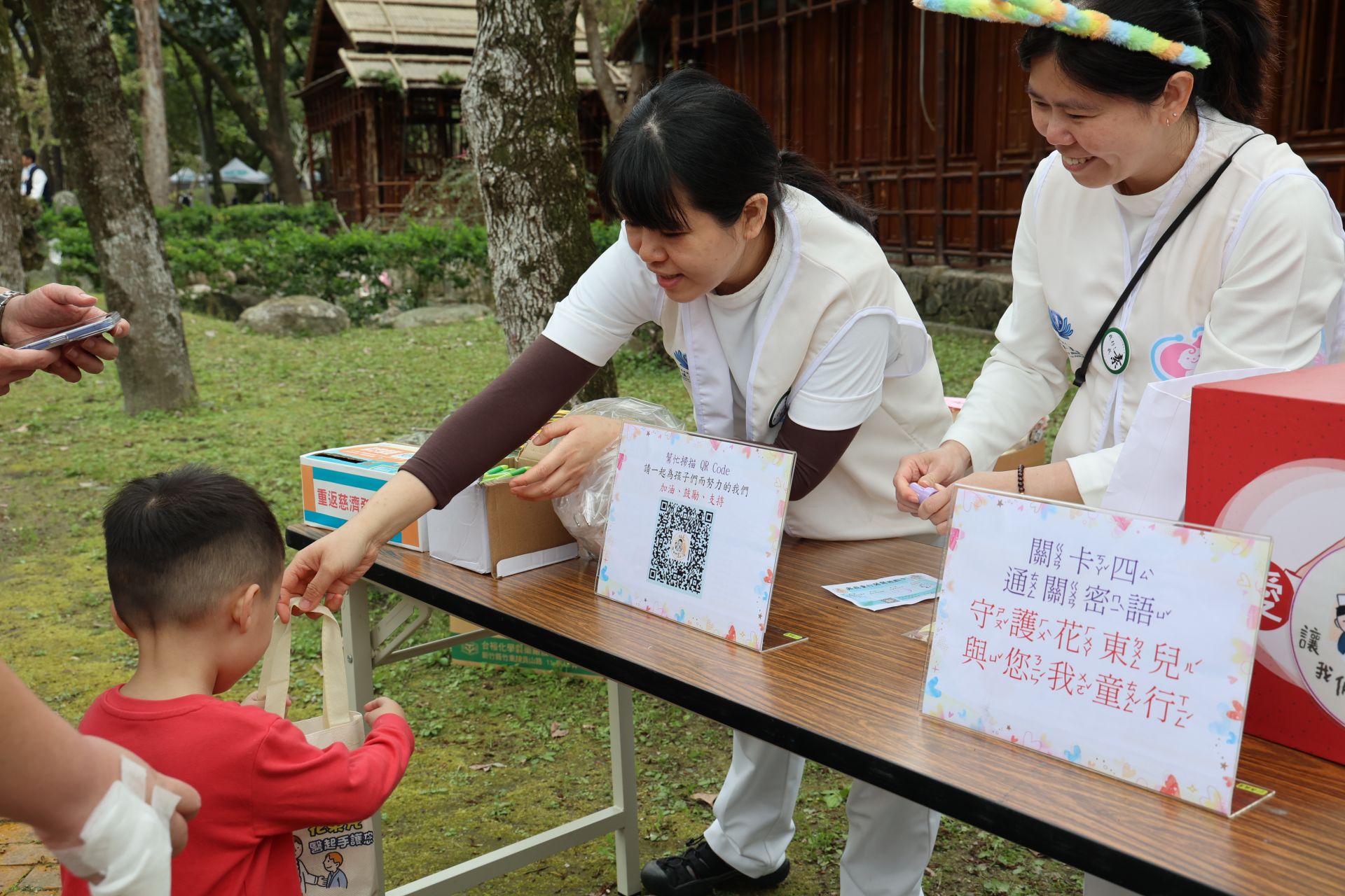 花蓮慈院兒科部出動到園遊會辦闖關活動,與孩子們「童在一起」,保護孩子健康長大。