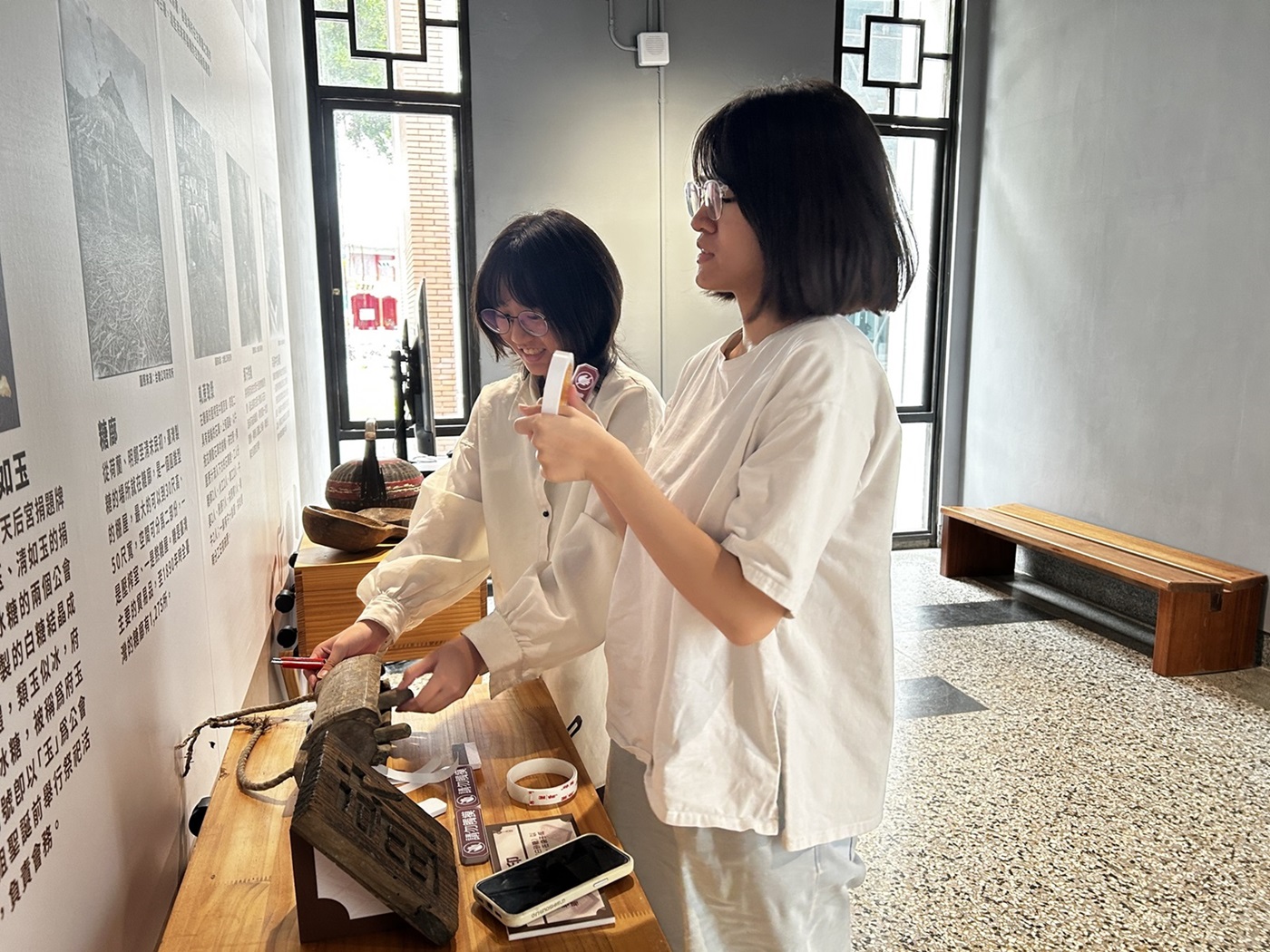 陳沛婷同學(左)、羅冠貽同學(右)參與「甜韻糖路」展覽場地佈置