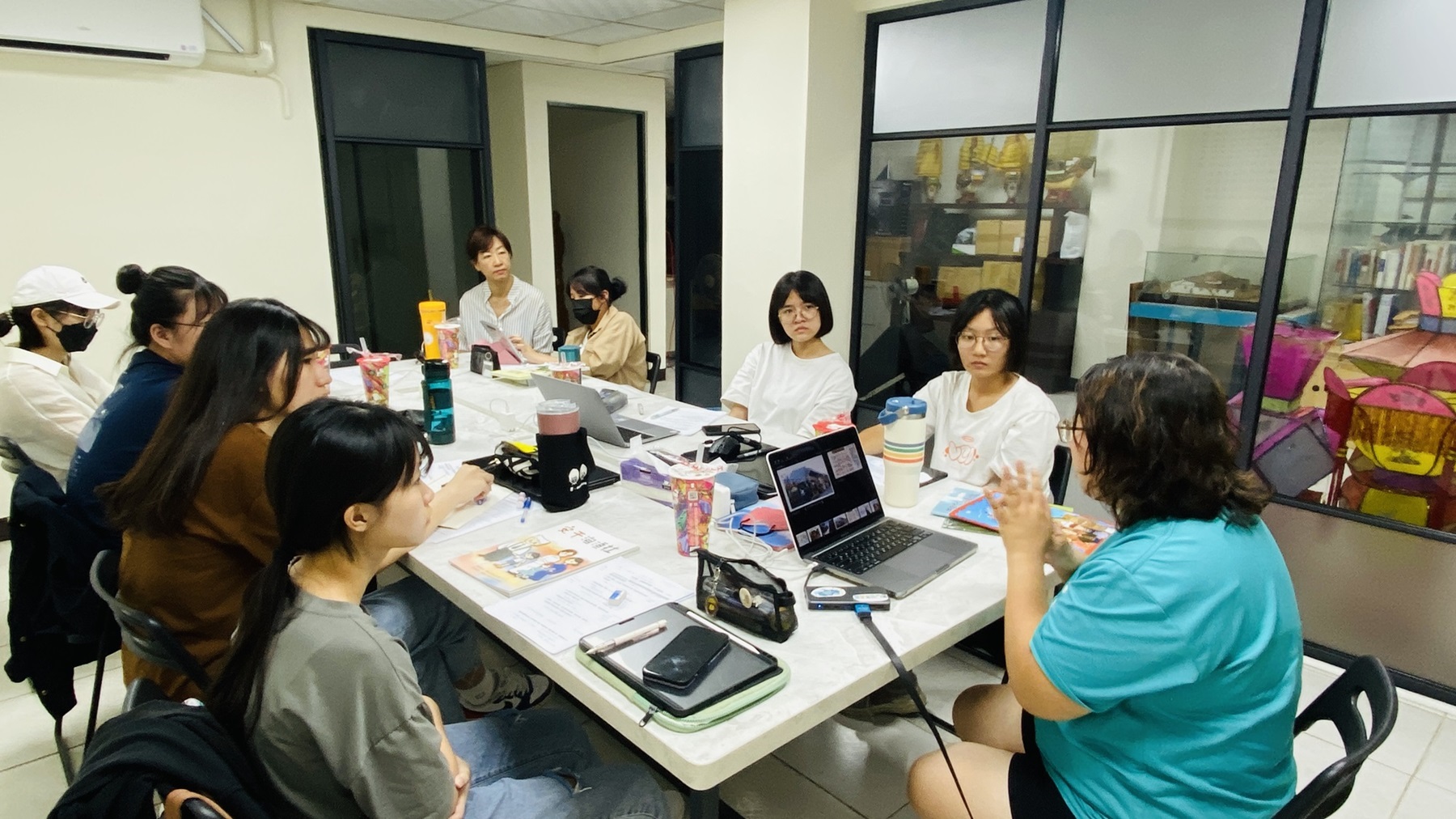 陳沛婷同學(右2)、羅冠貽同學(右3)參與職前訓練，為日後工作奠定基礎