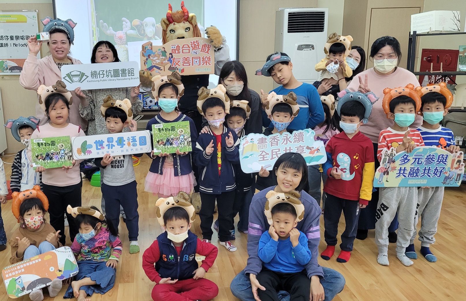 楠仔坑圖書館與台灣毛毛文化交流協會共同舉辦母語故事工作坊。