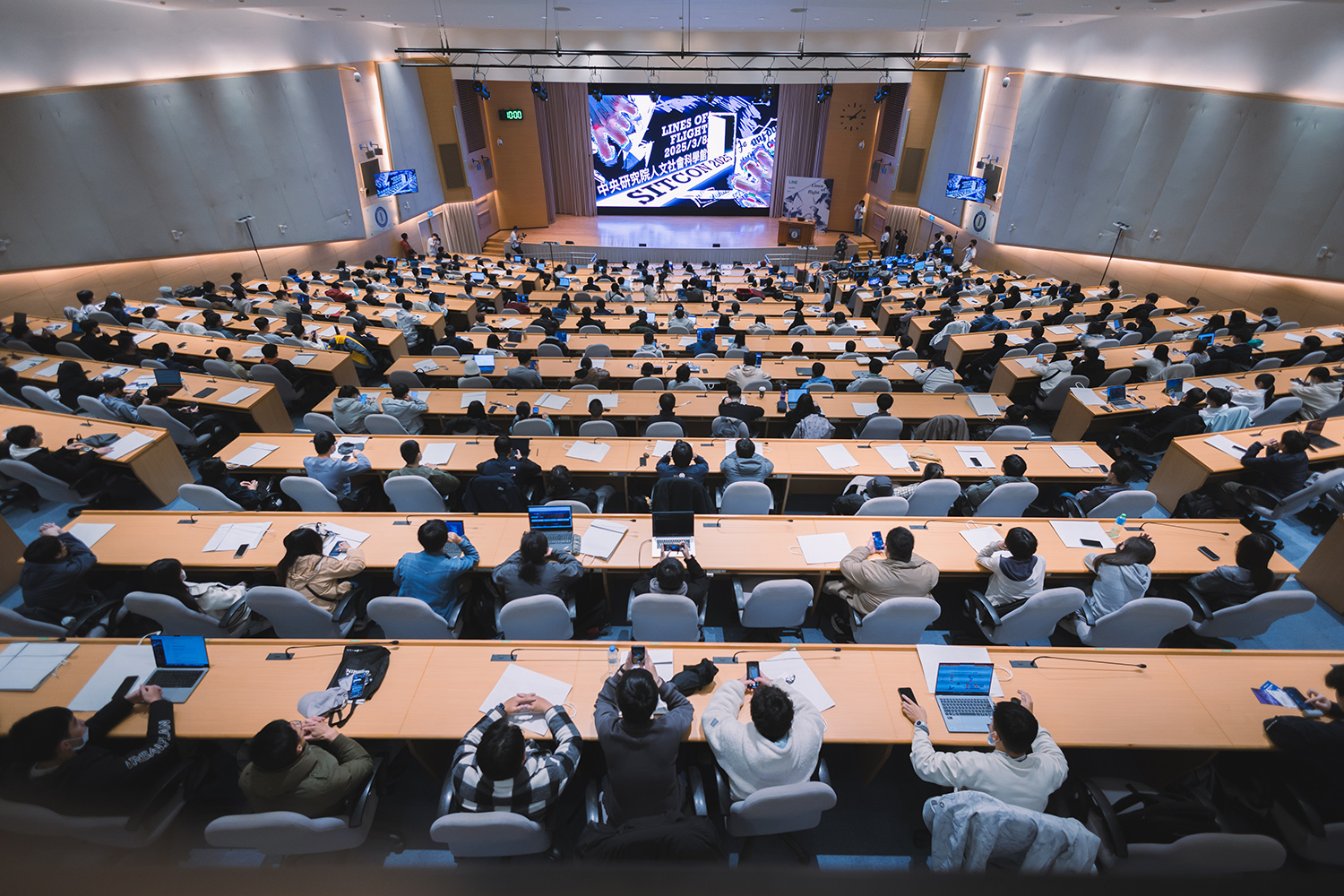 SITCON 2025 盛大開幕——海內外學子蜂擁而至，全場座無虛席。