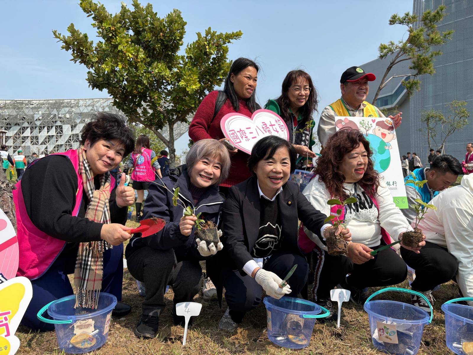 透過植樹的行動響應盧市長扎根教育-宣導環境永續觀念-也因適逢三八國際婦女節