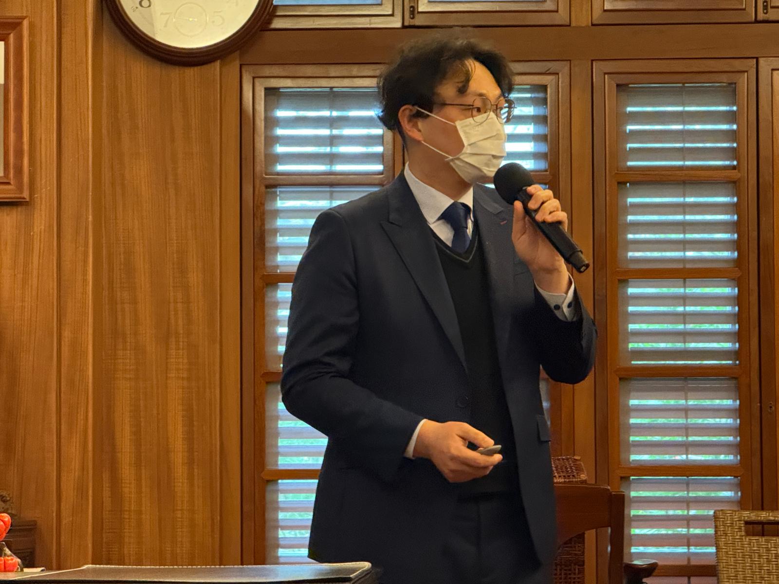 87級公衛系畢業的李定寰，以自身經驗剖析產業趨勢，並期許能促進校友間的連結，與慈濟志業密切結合，將新技術、新產品回饋給慈濟。