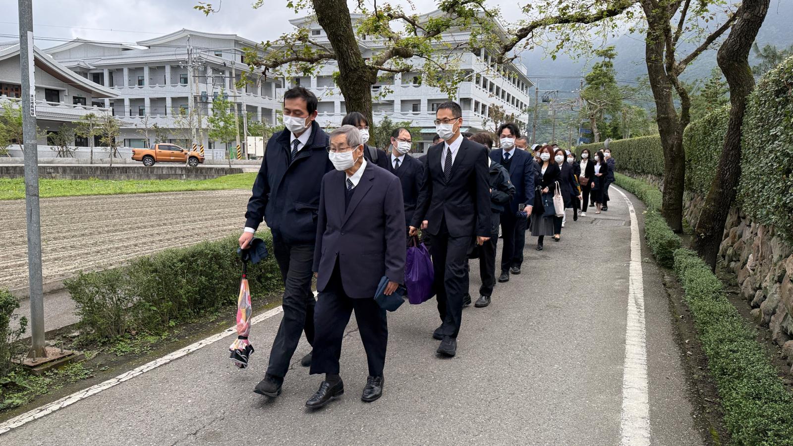 慈濟大學特別邀請25位校友回到心靈的故鄉—靜思精舍，與證嚴上人座談。