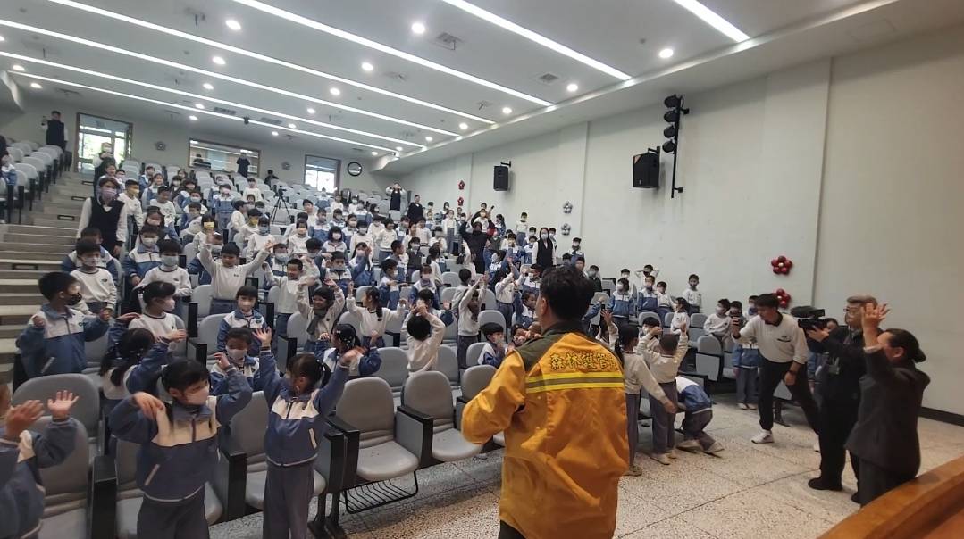 透過角色扮演,體驗如何開闢防火線,防止火勢蔓延