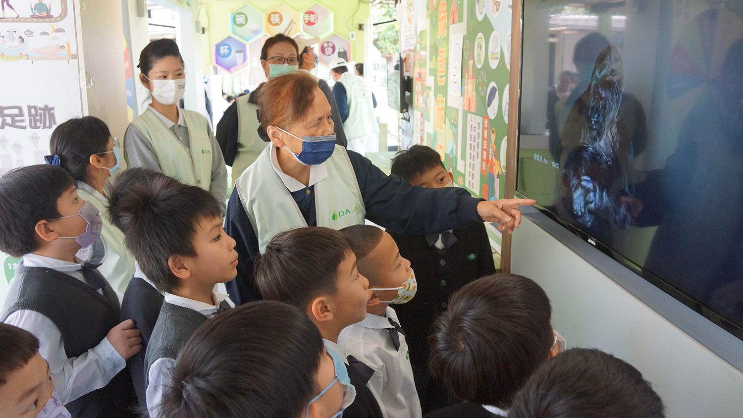 學生透過多媒體遊戲認識全球暖化與減碳重要性。