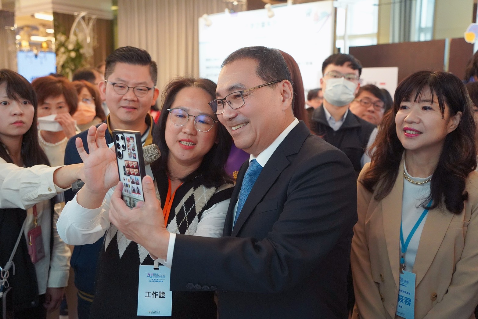 市長現場體驗傑精靈科技公司的健康量測APP「Show U Fa Care」。