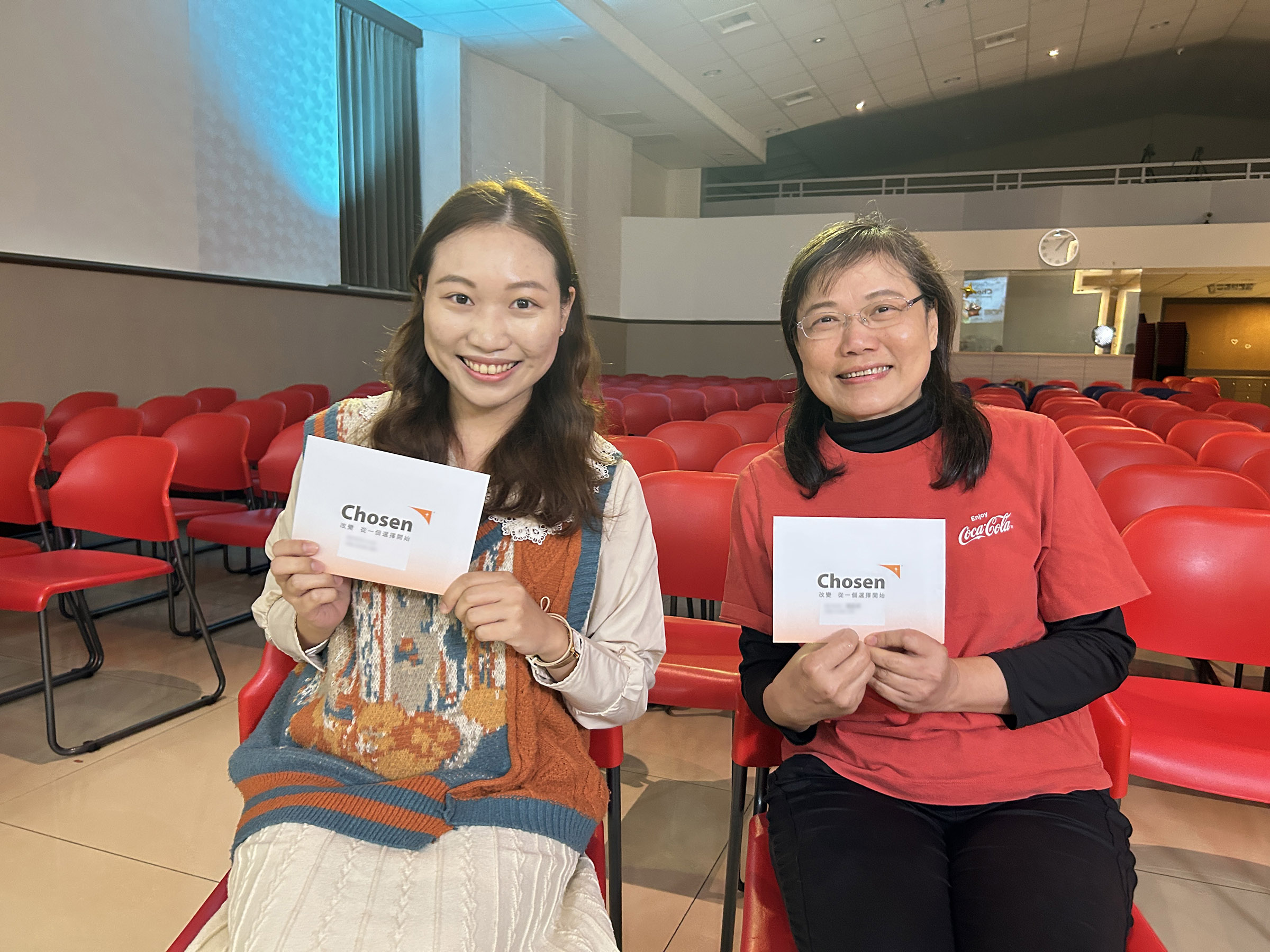 王芸虹（左）和媽媽陳美玲女士（右）一起加入Chosen計畫，希望為孩子盡一份心力。