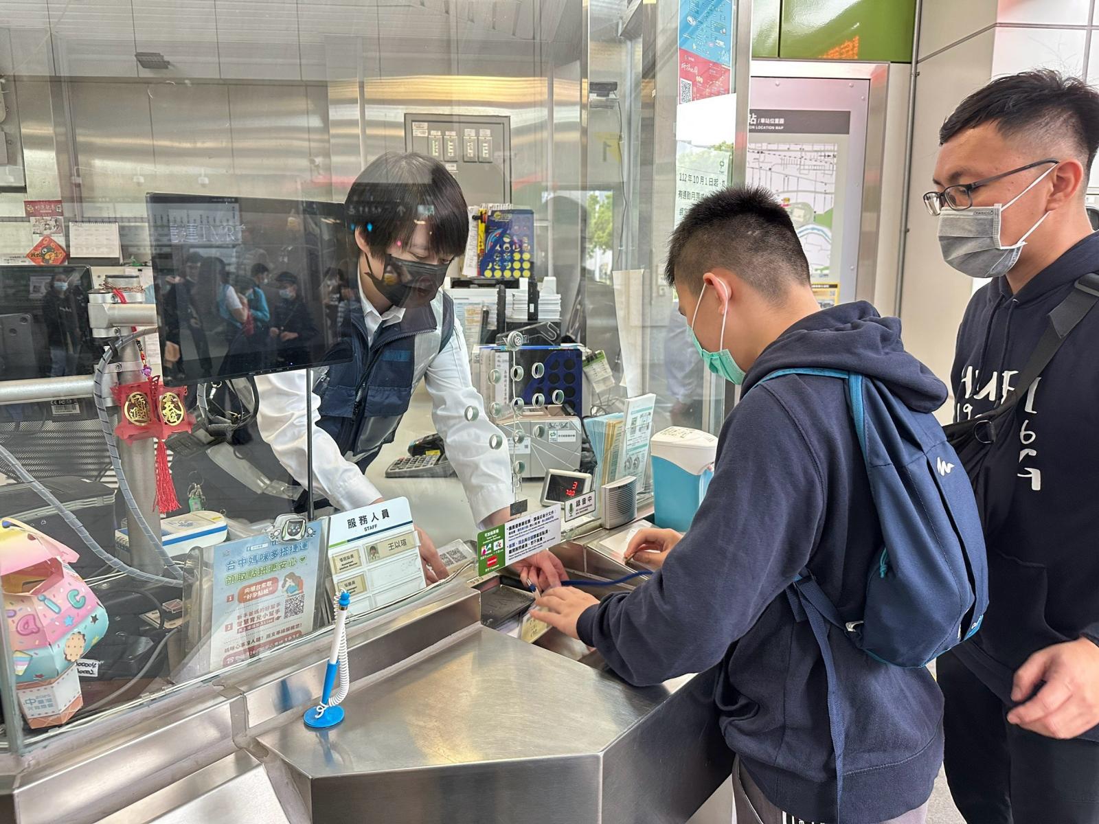 惠明學生在車站詢問處與站務人員互動
