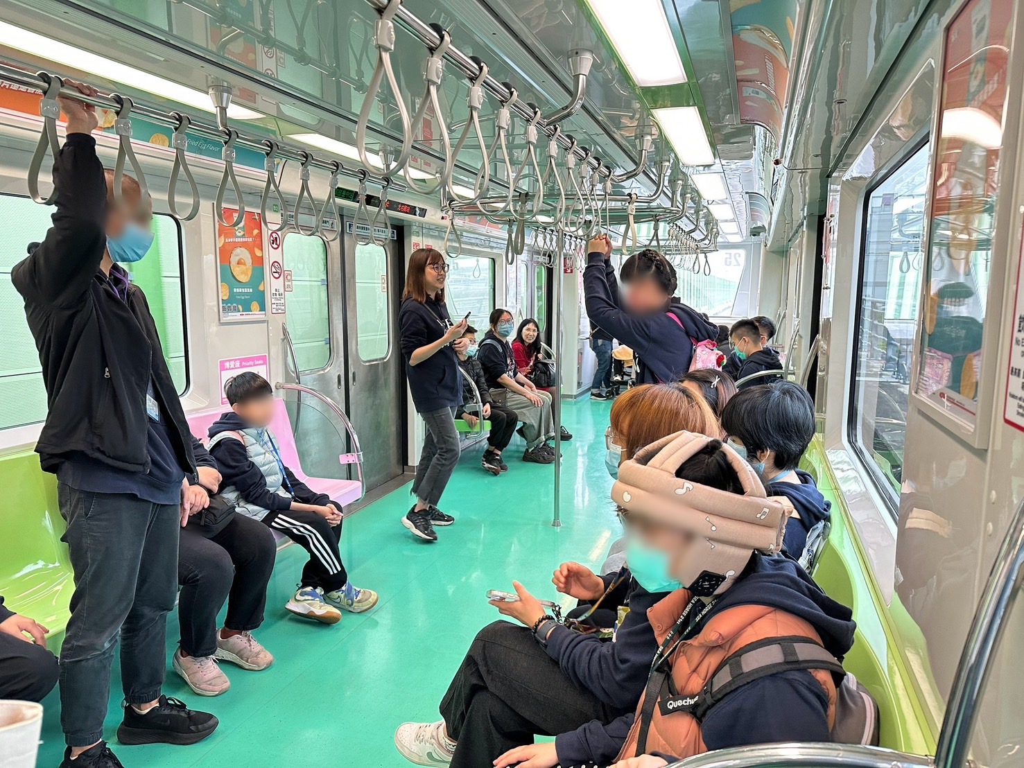 惠明師生進行台中捷運乘車體驗