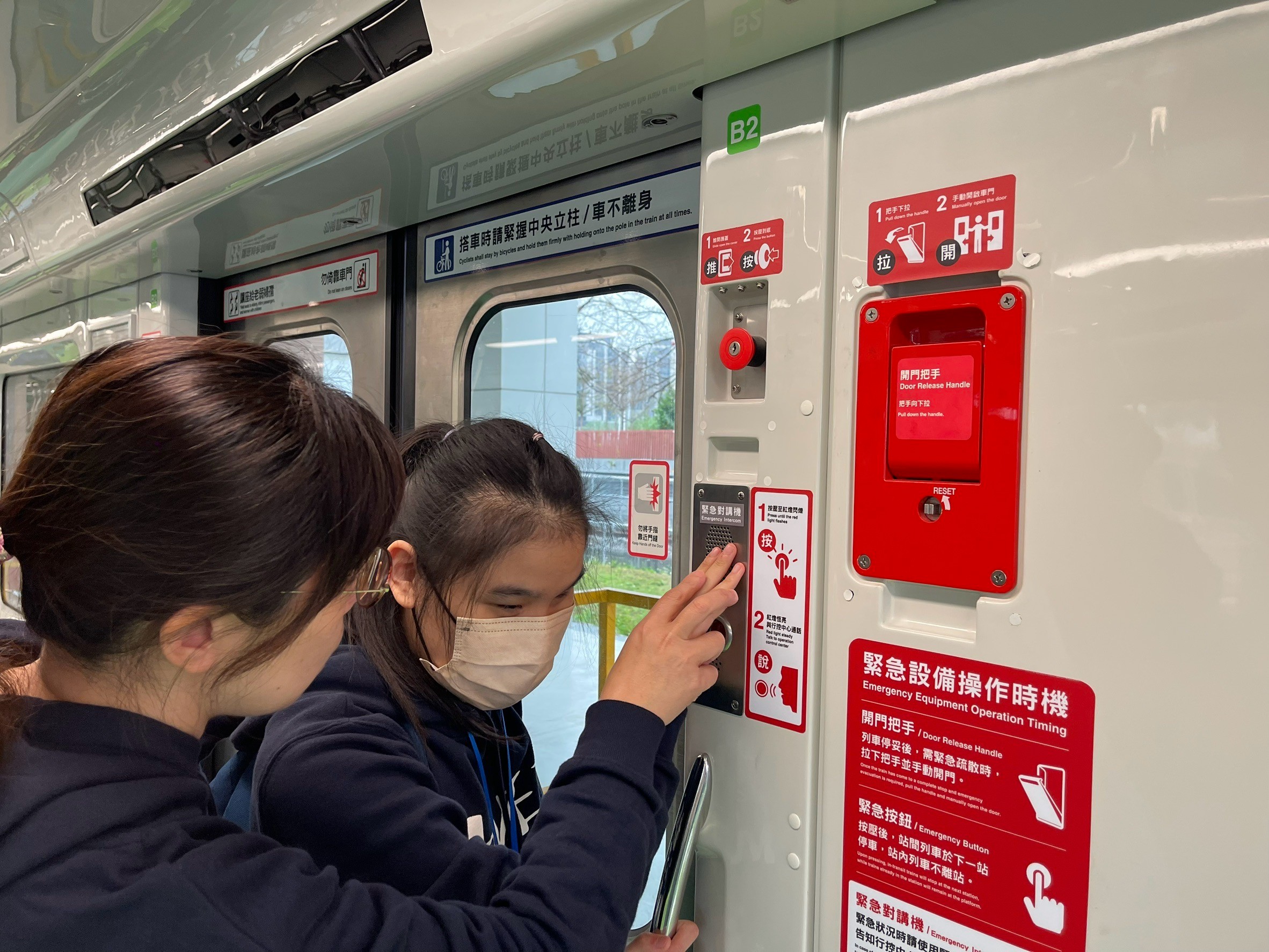 學生們以觸摸方式認識捷運車廂內緊急對講機