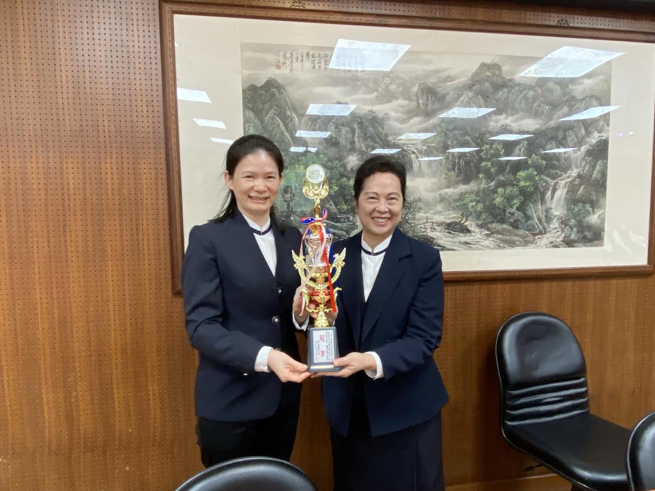 護理學院護理科李家琦老師向院長獻獎冠軍獎盃