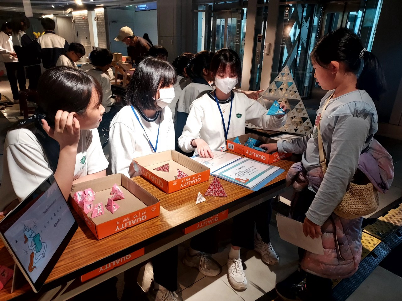 臺南慈中參與國際數學日,展現數學、藝術與創意的結合,讓小朋友操作模型,深入了解幾何切割。